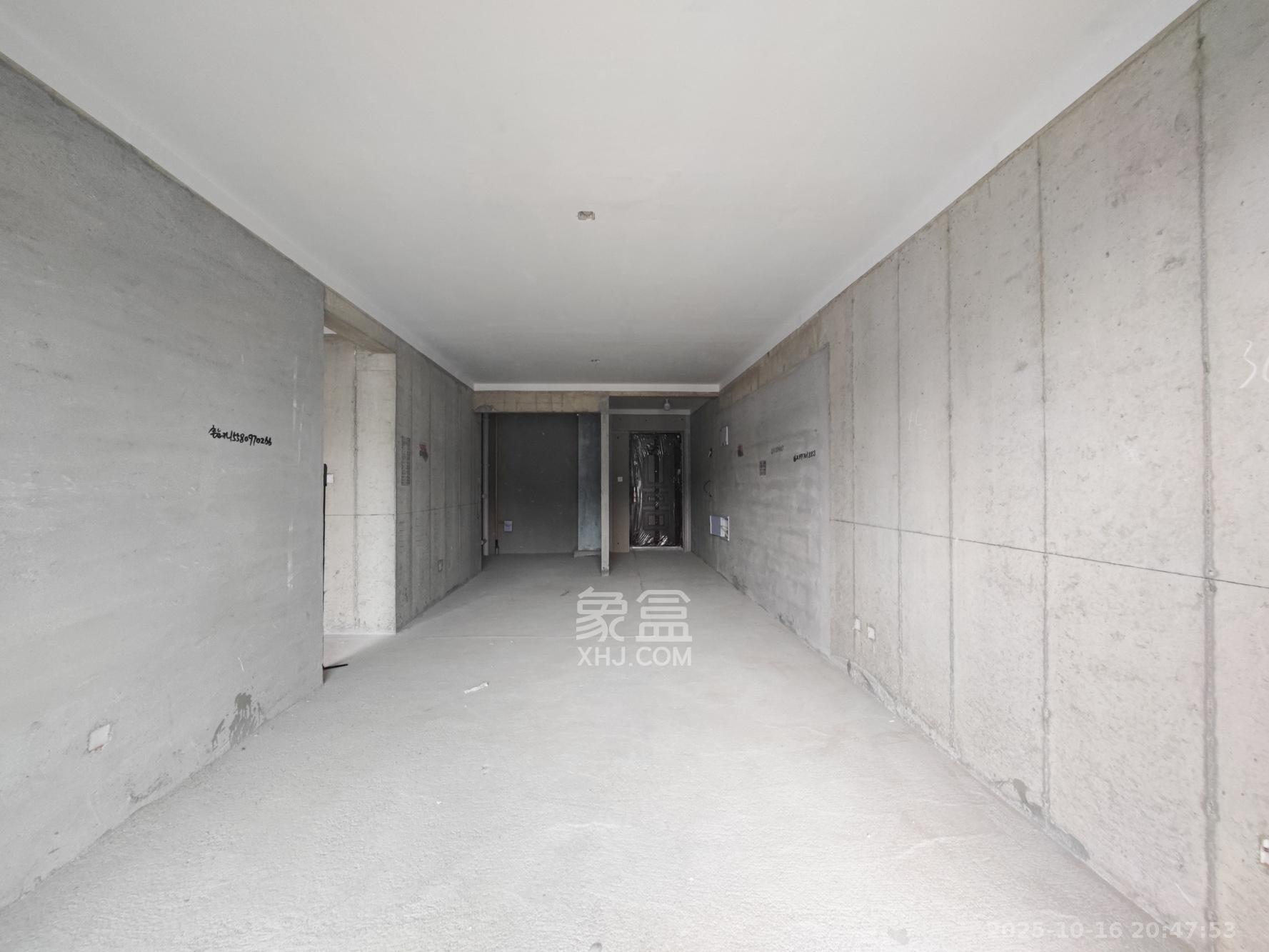 远洋红星天铂二期 3室2厅2卫 93.0万 远洋红星天铂二期 3室2厅2卫 93.0万客厅