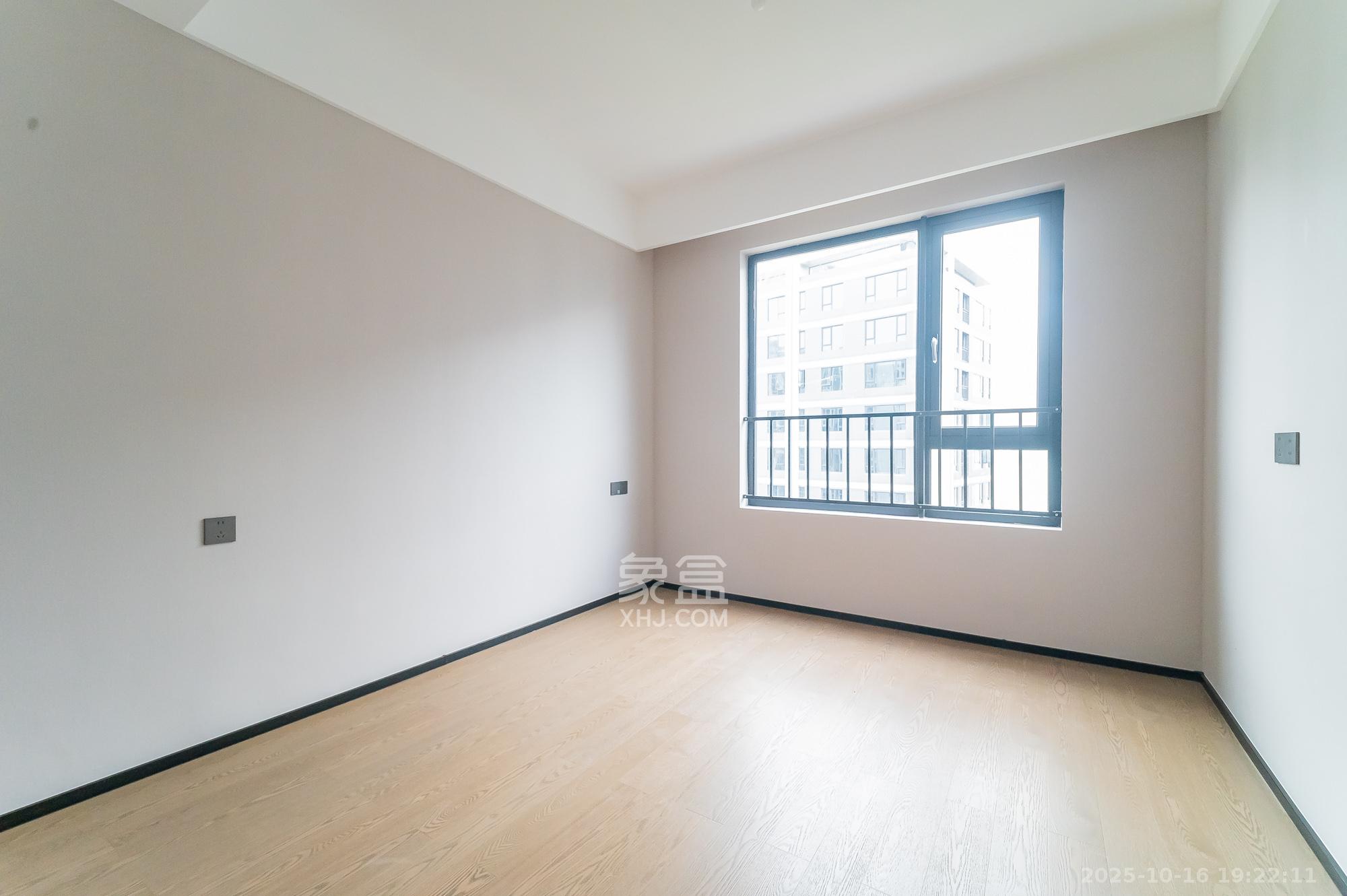 万科松湖天地 4室2厅3卫 240.0万 万科松湖天地 4室2厅3卫 240.0万卧室