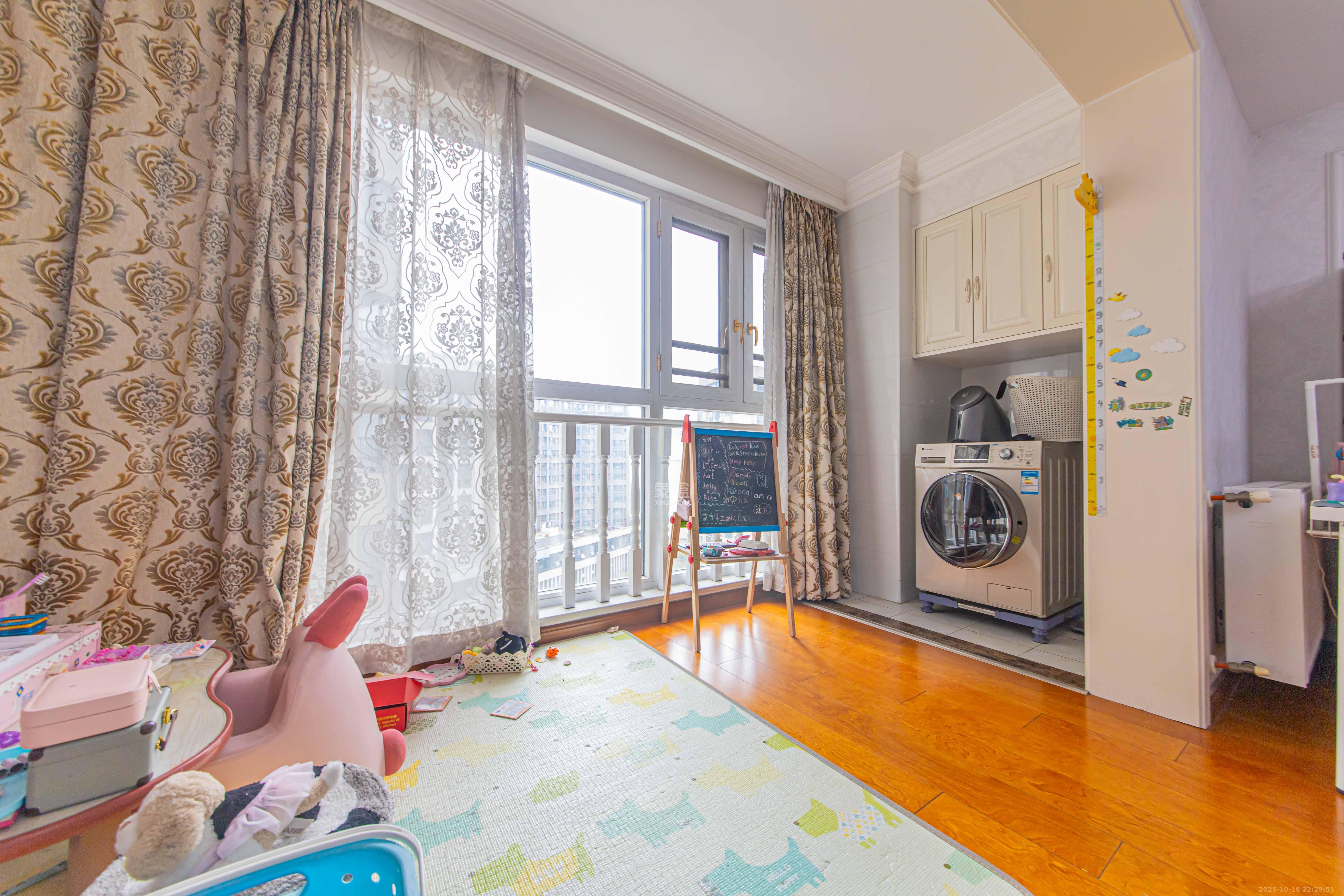 九峰远见  4室2厅2卫    246.0万阳台