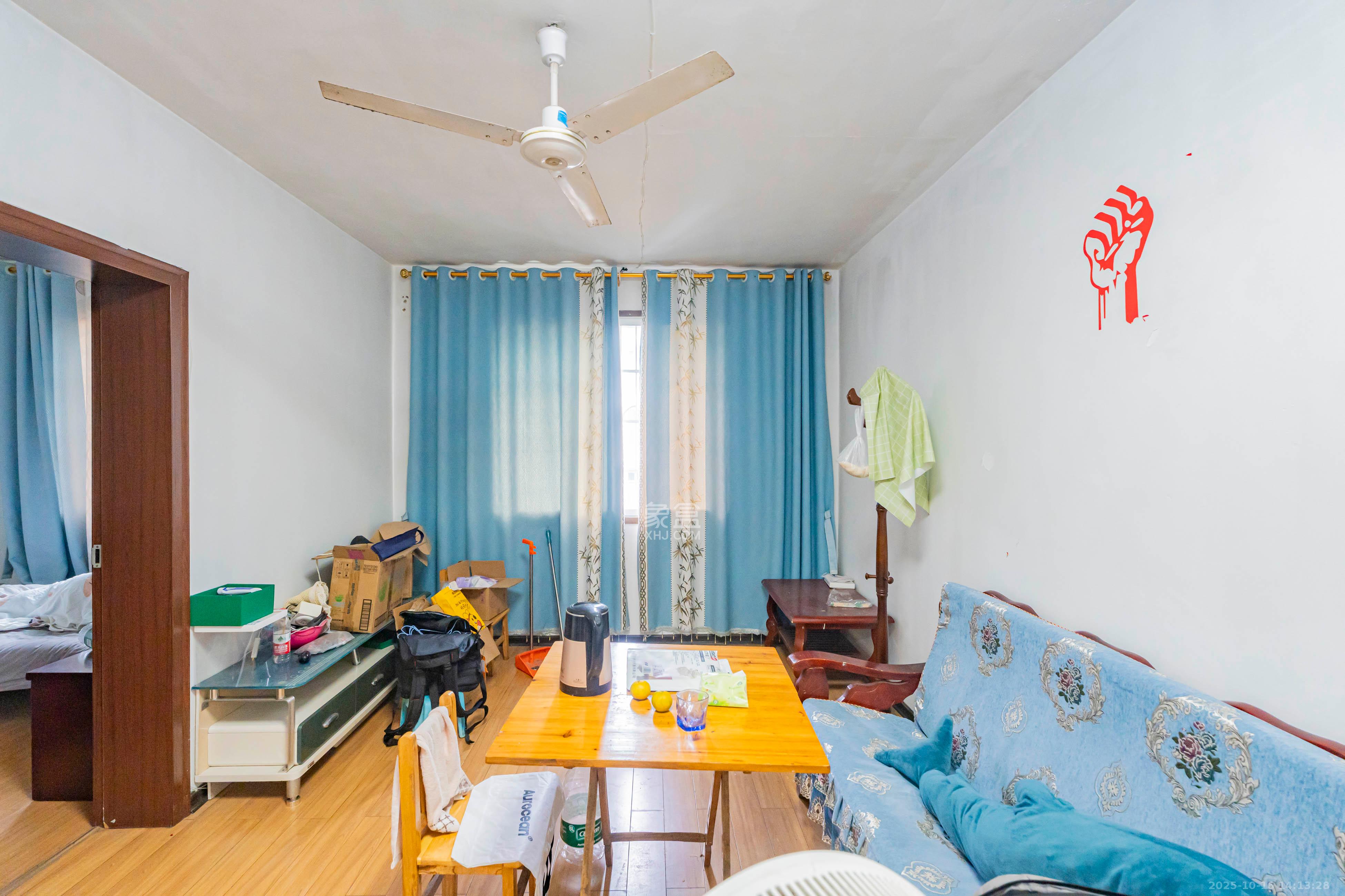 德雅路中国银行宿舍  2室2厅1卫    38.0万 德雅路中国银行宿舍  2室2厅1卫    38.0万客厅