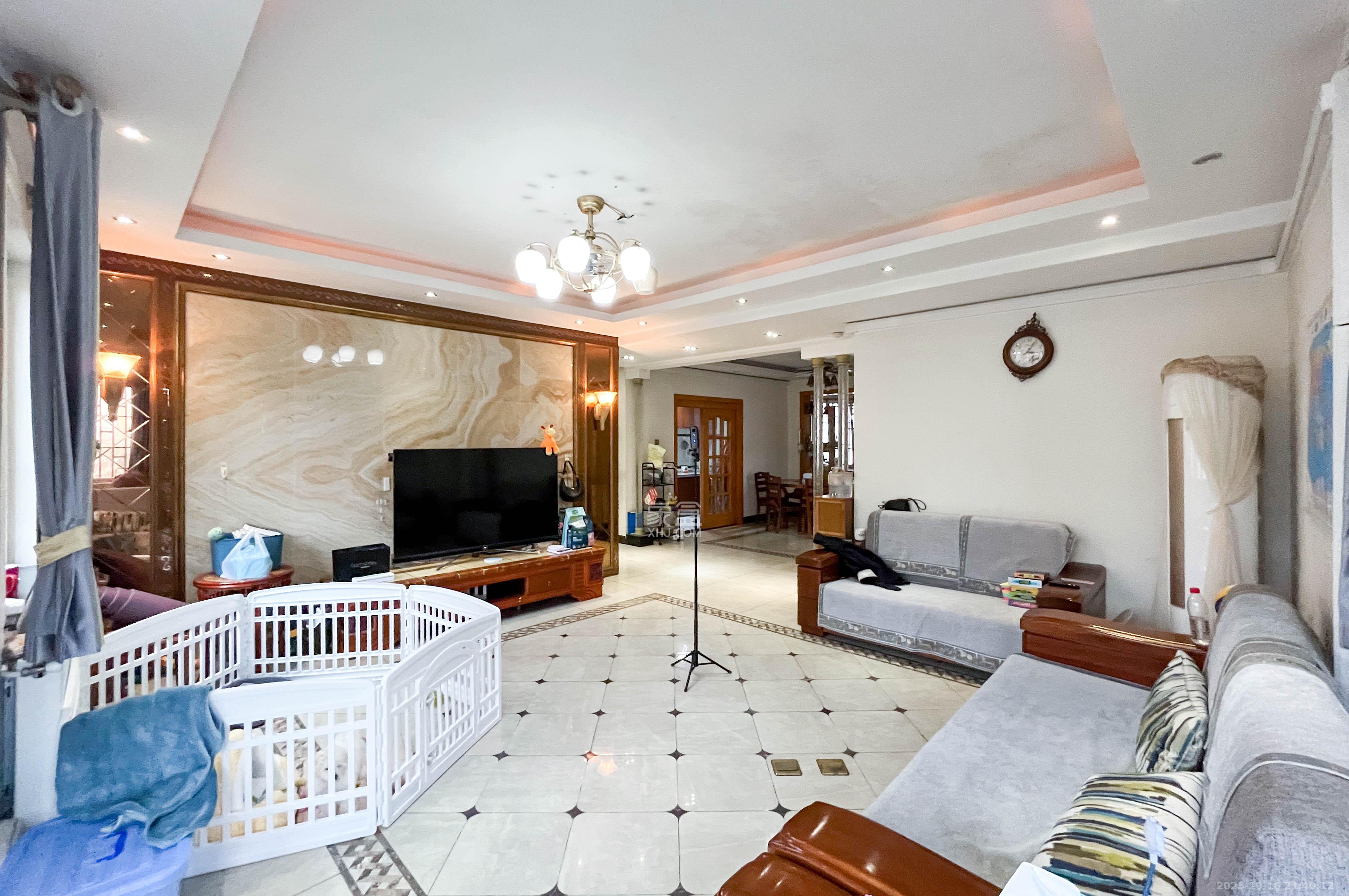 沁园春御院  4室2厅2卫    208.0万客厅