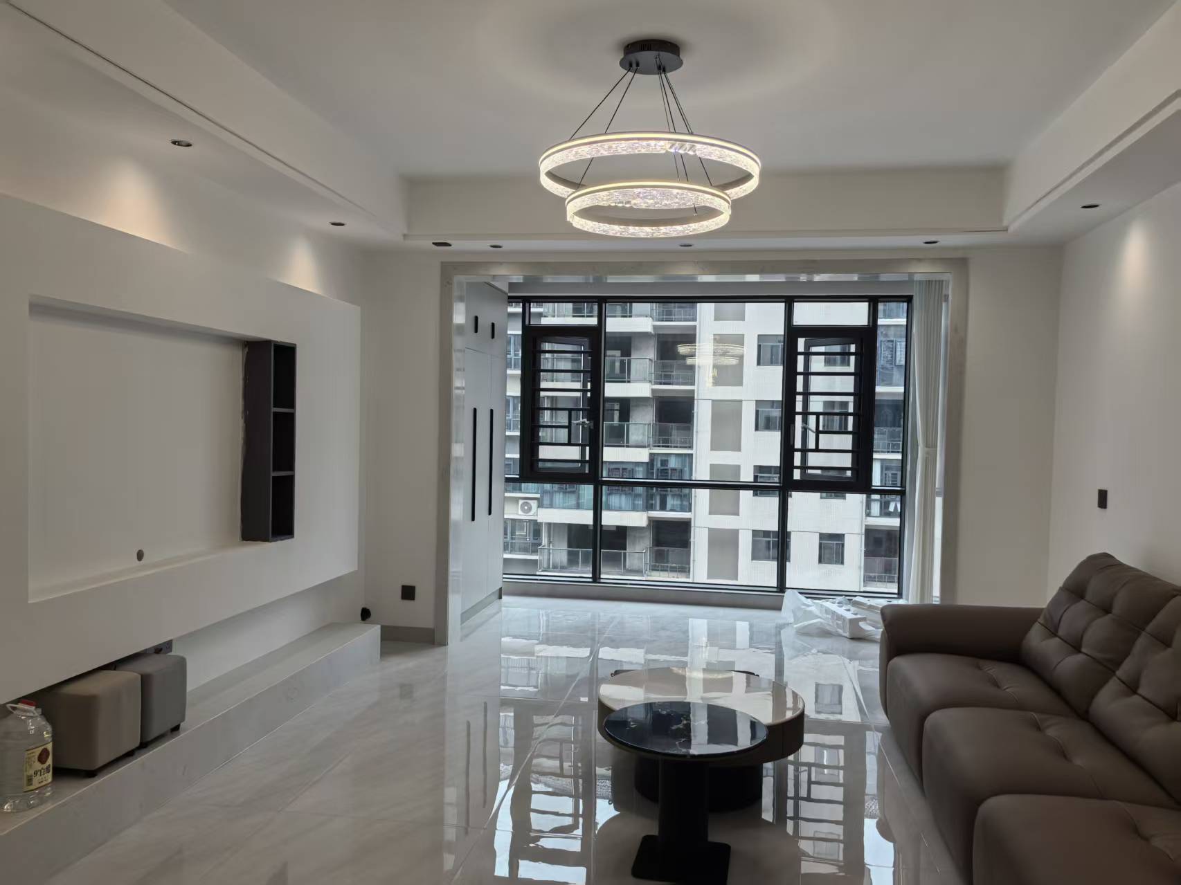 互助小区电梯房  3室2厅2卫    2200.0元/月