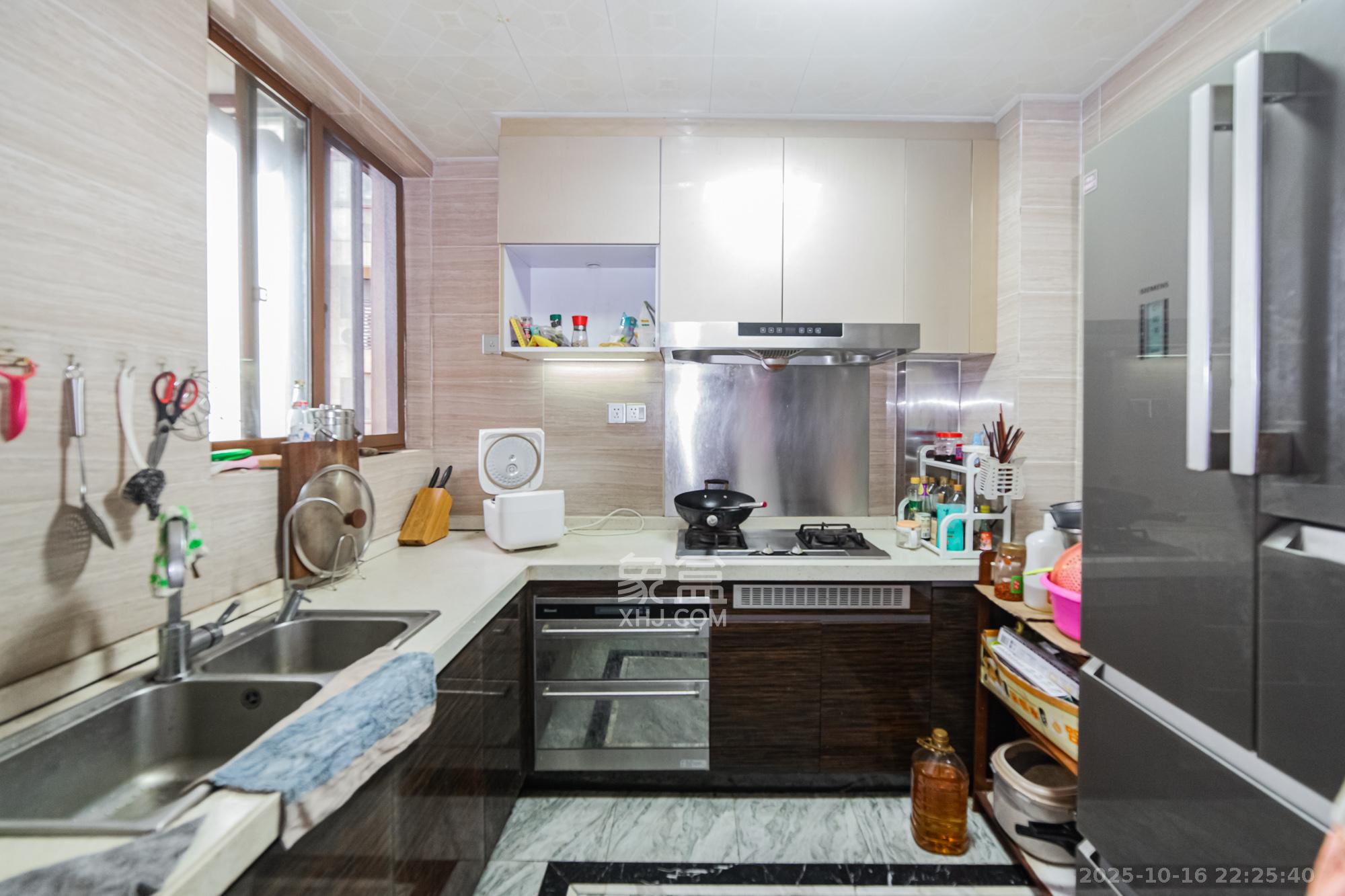 恒大御景半岛湘江苑(恒大御景半岛一期)  4室2厅3卫    300.0万 恒大御景半岛湘江苑(恒大御景半岛一期)  4室2厅3卫    300.0万厨房