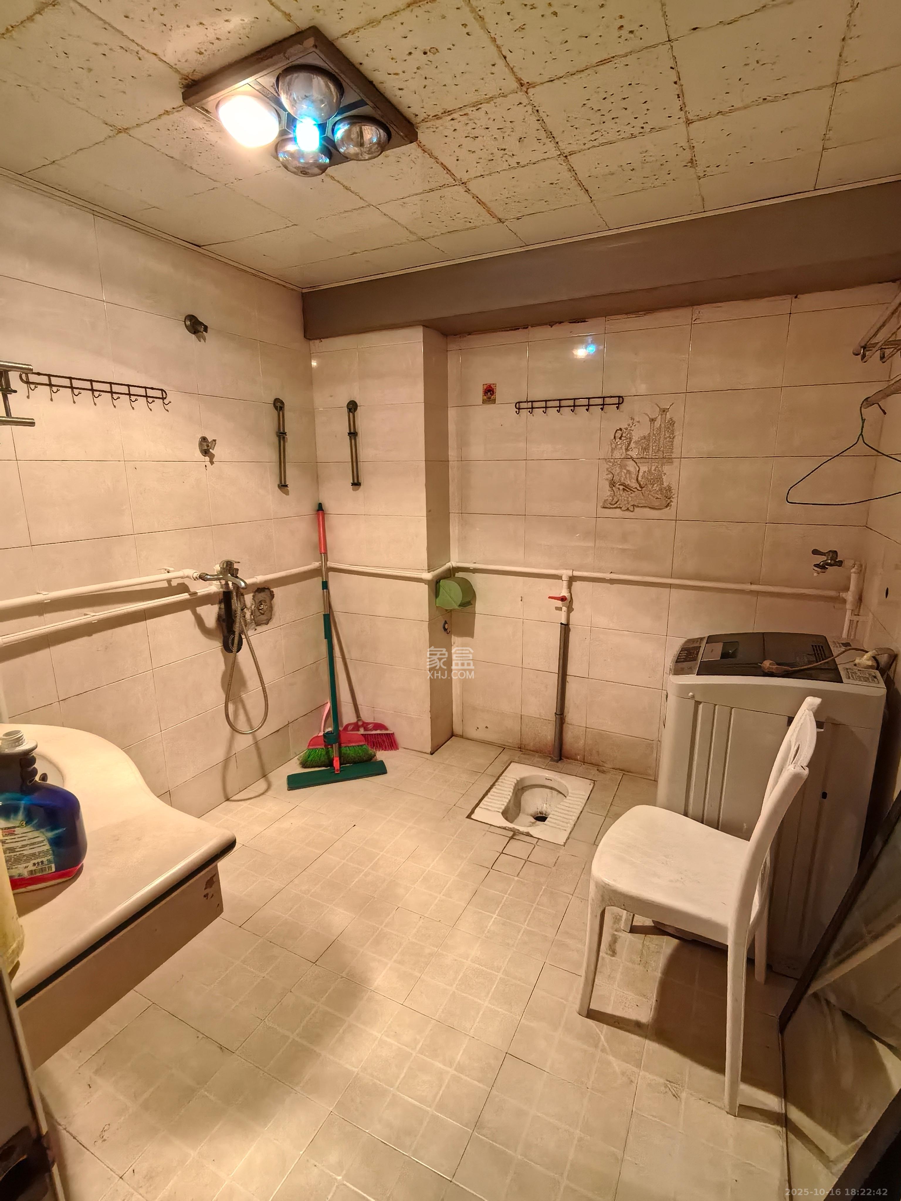 中南汽车世界  3室2厅1卫    1300.0元/月室内图