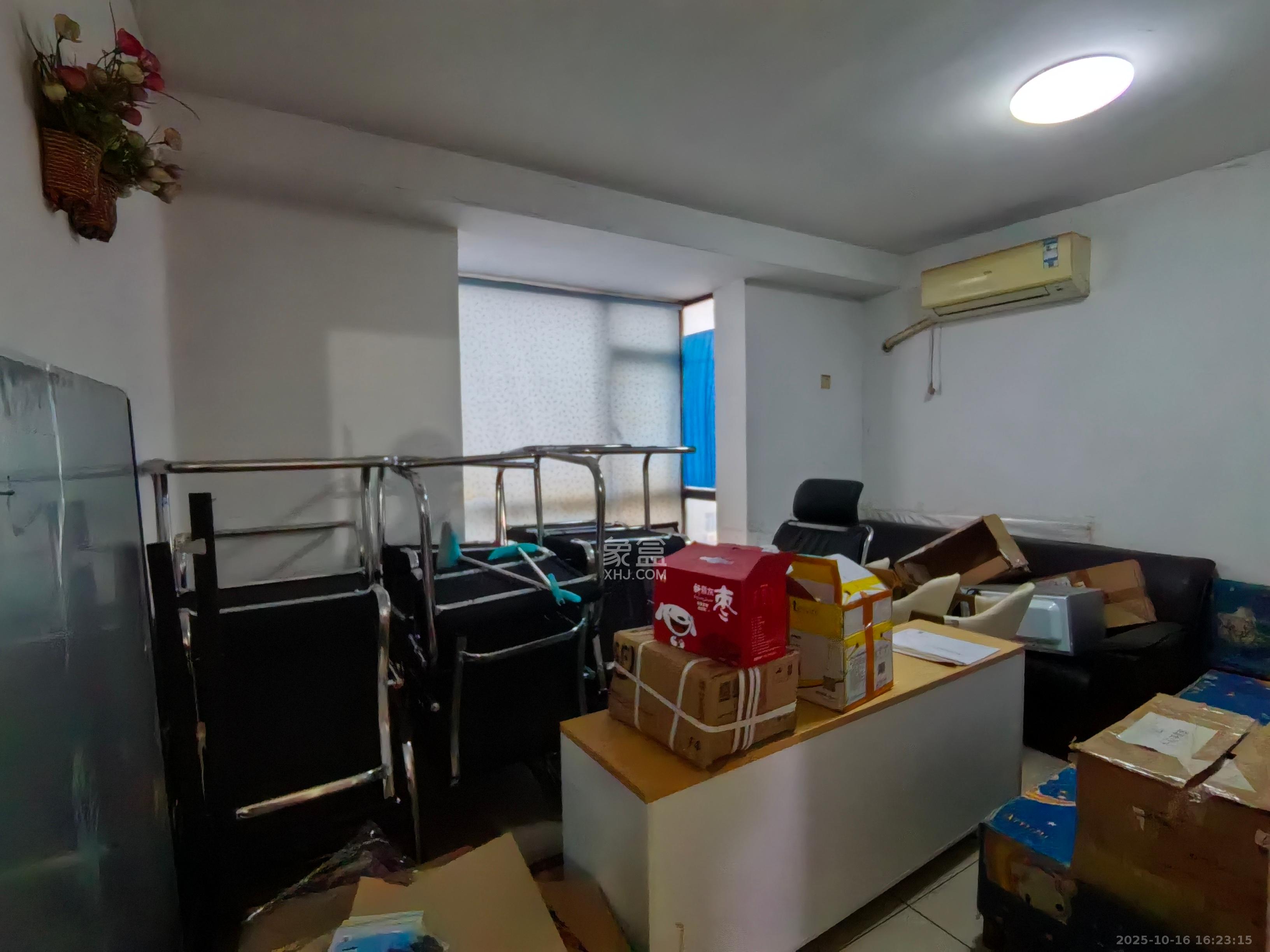 新时代广场  1室3厅1卫    2600.0元/月 新时代广场  1室3厅1卫    2600.0元/月室内图