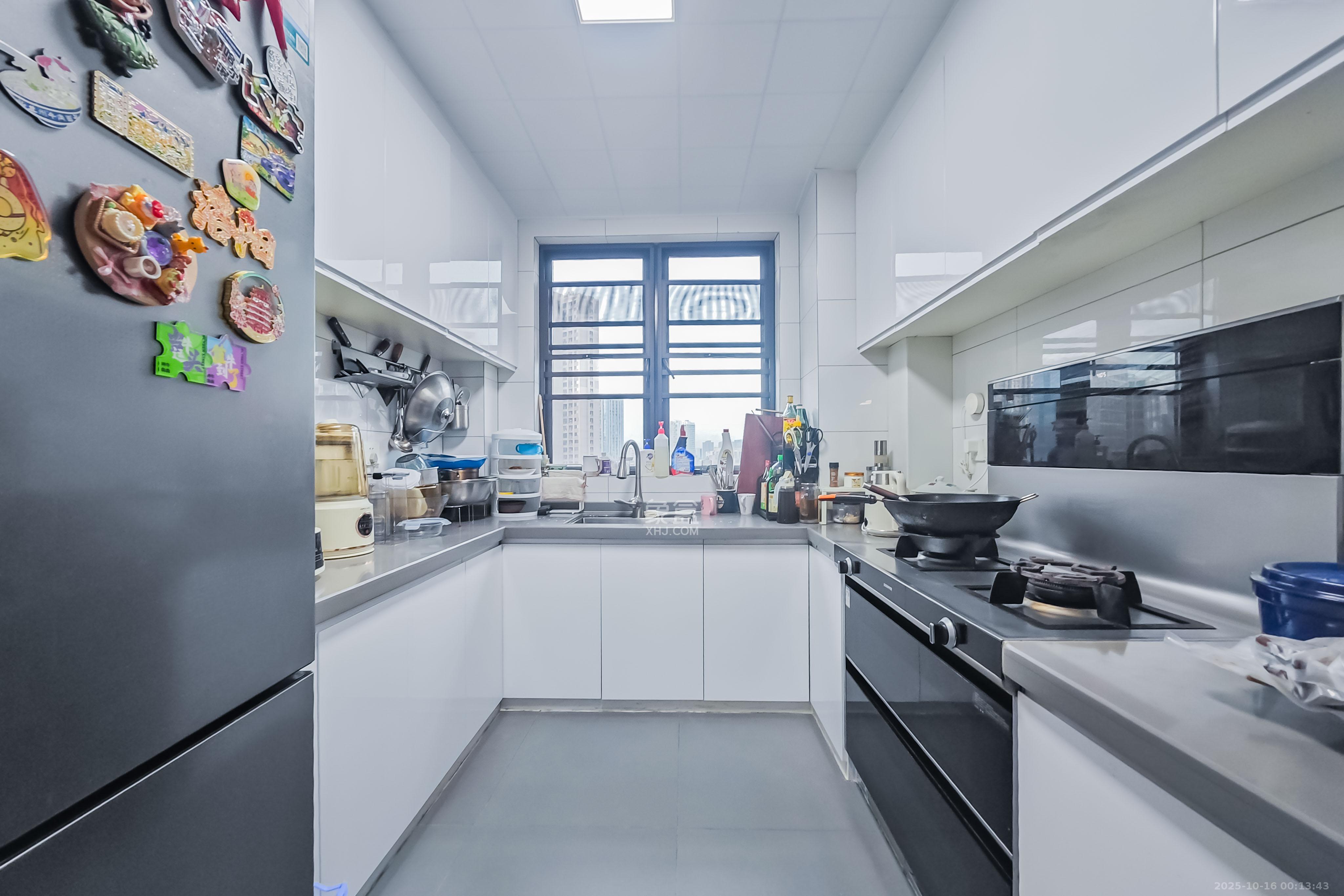 京武浪琴山一、二期  4室2厅2卫    280.0万 京武浪琴山一、二期  4室2厅2卫    280.0万厨房