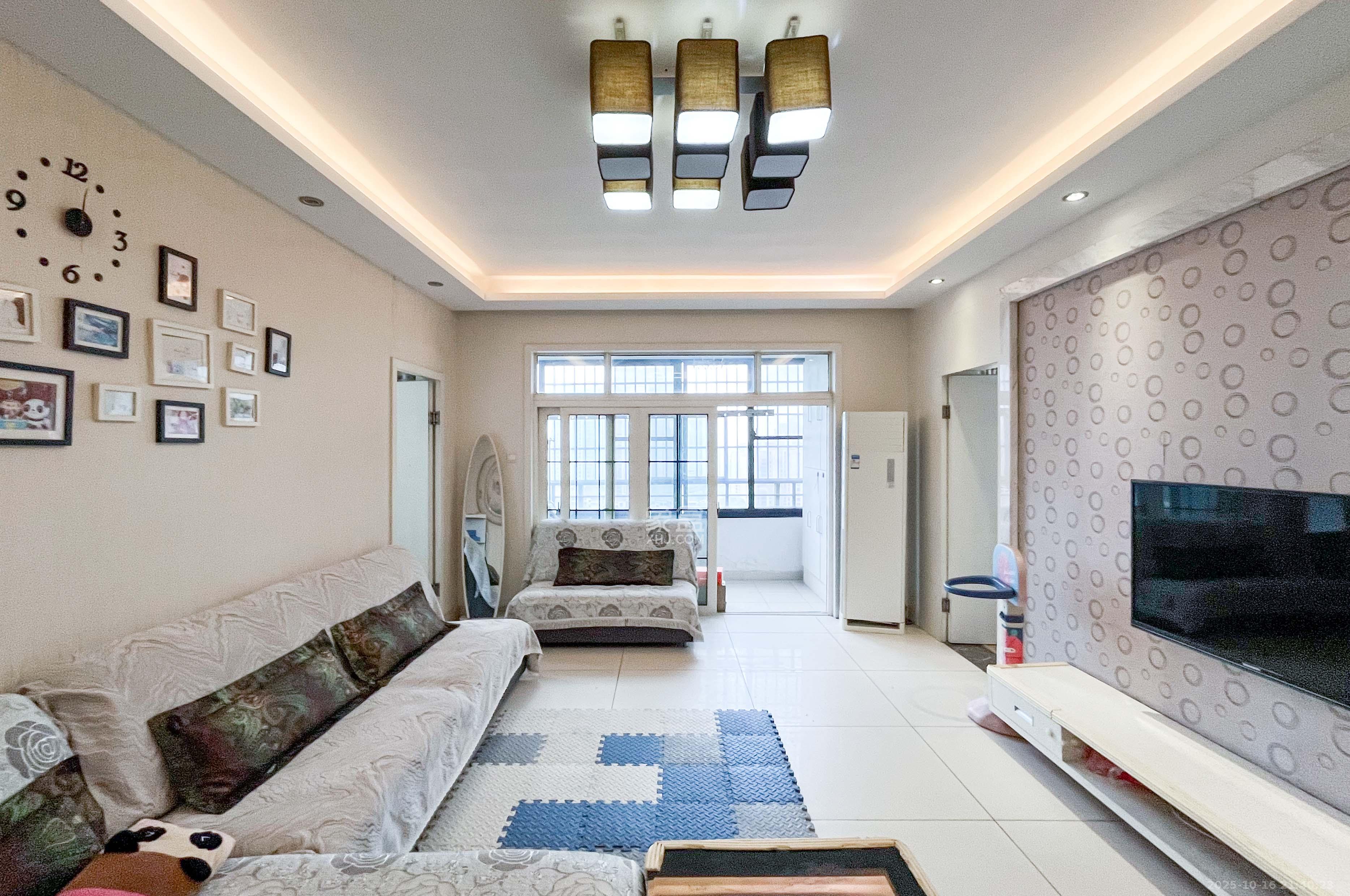 沁园春御院 3室2厅2卫 150.0万 沁园春御院 3室2厅2卫 150.0万客厅