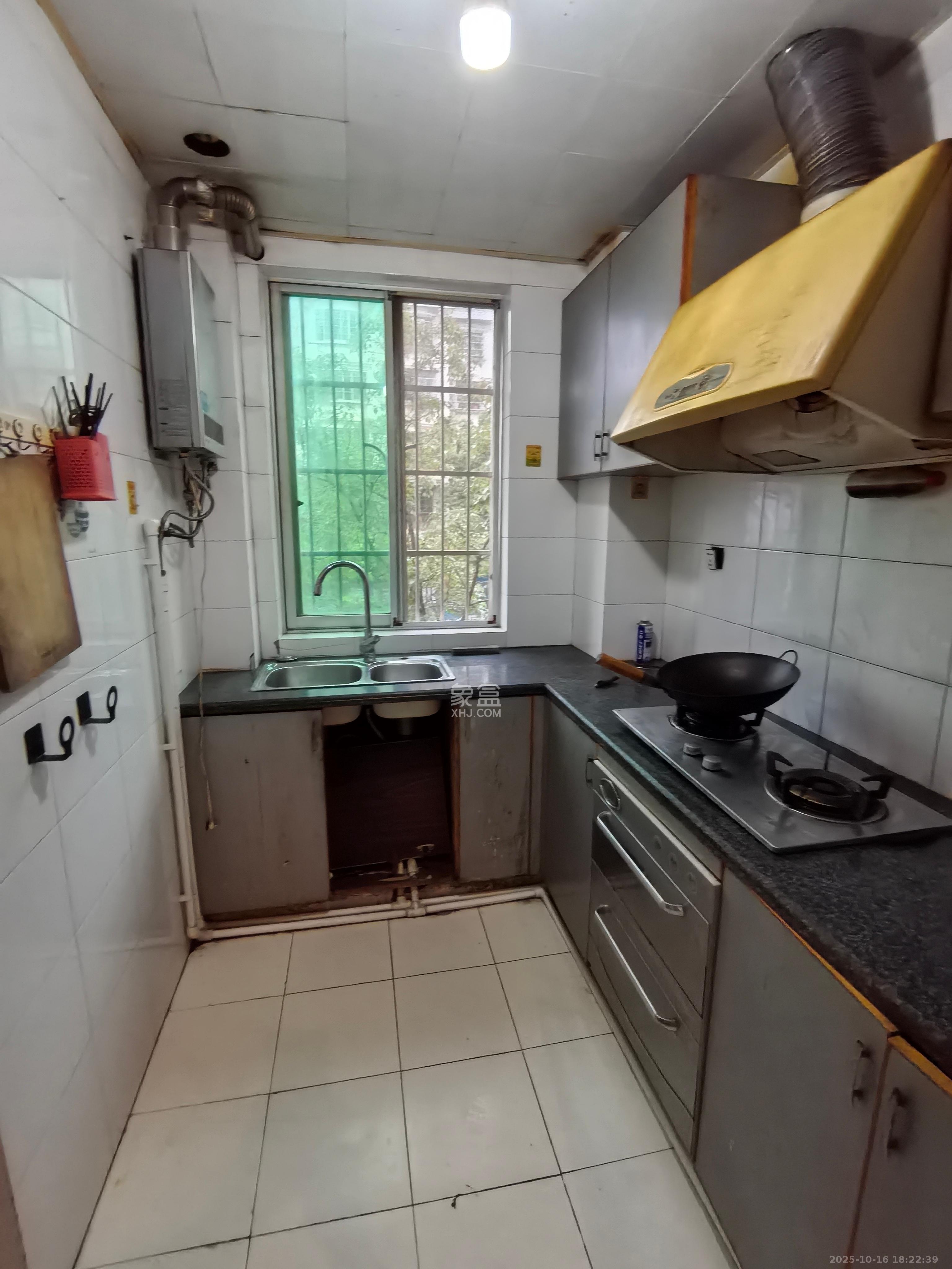 中南汽车世界  3室2厅1卫    1300.0元/月室内图