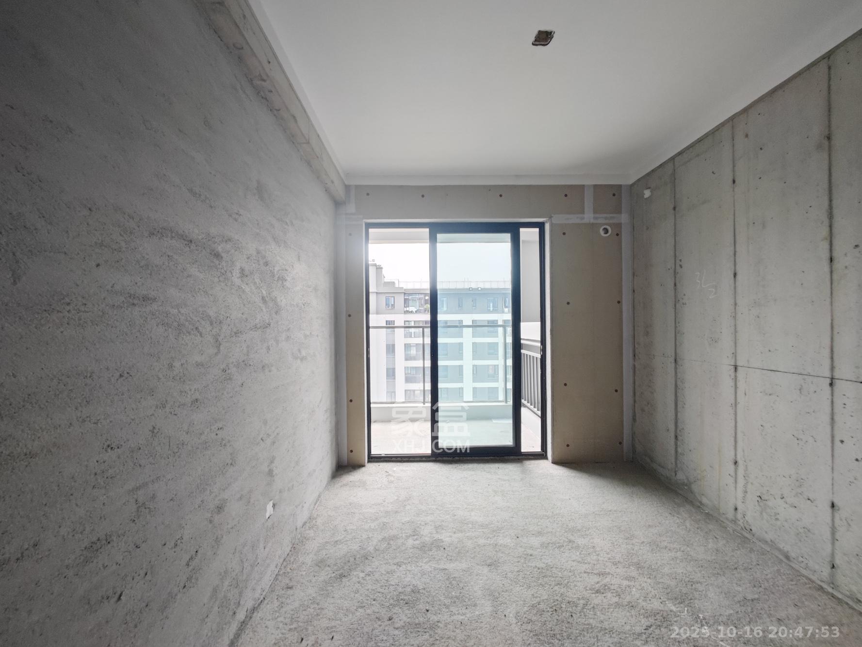 远洋红星天铂二期  3室2厅2卫    93.0万卧室