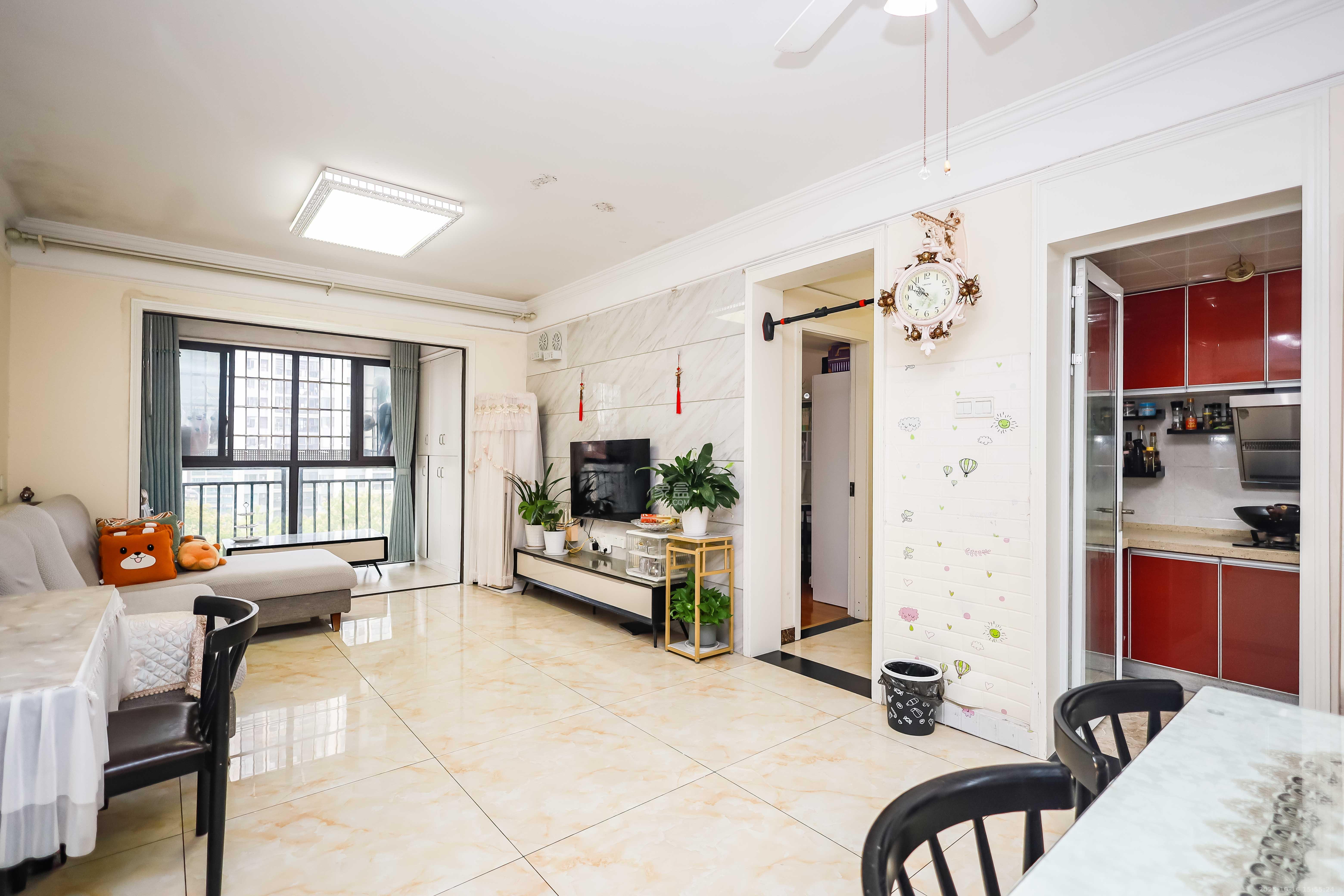 卓越蔚蓝海岸三期  3室2厅1卫    98.0万 卓越蔚蓝海岸三期  3室2厅1卫    98.0万客厅