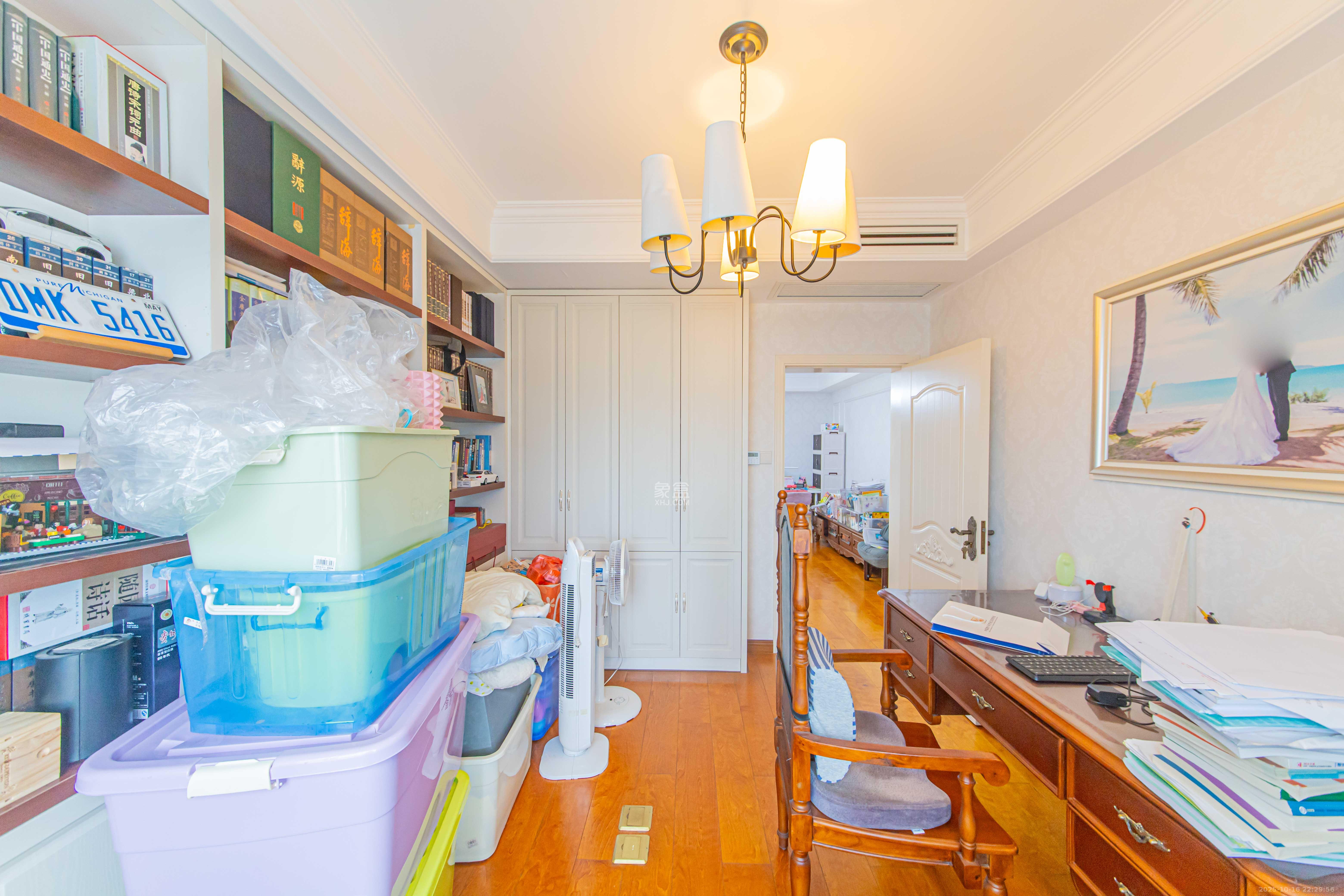 九峰远见  4室2厅2卫    246.0万卧室