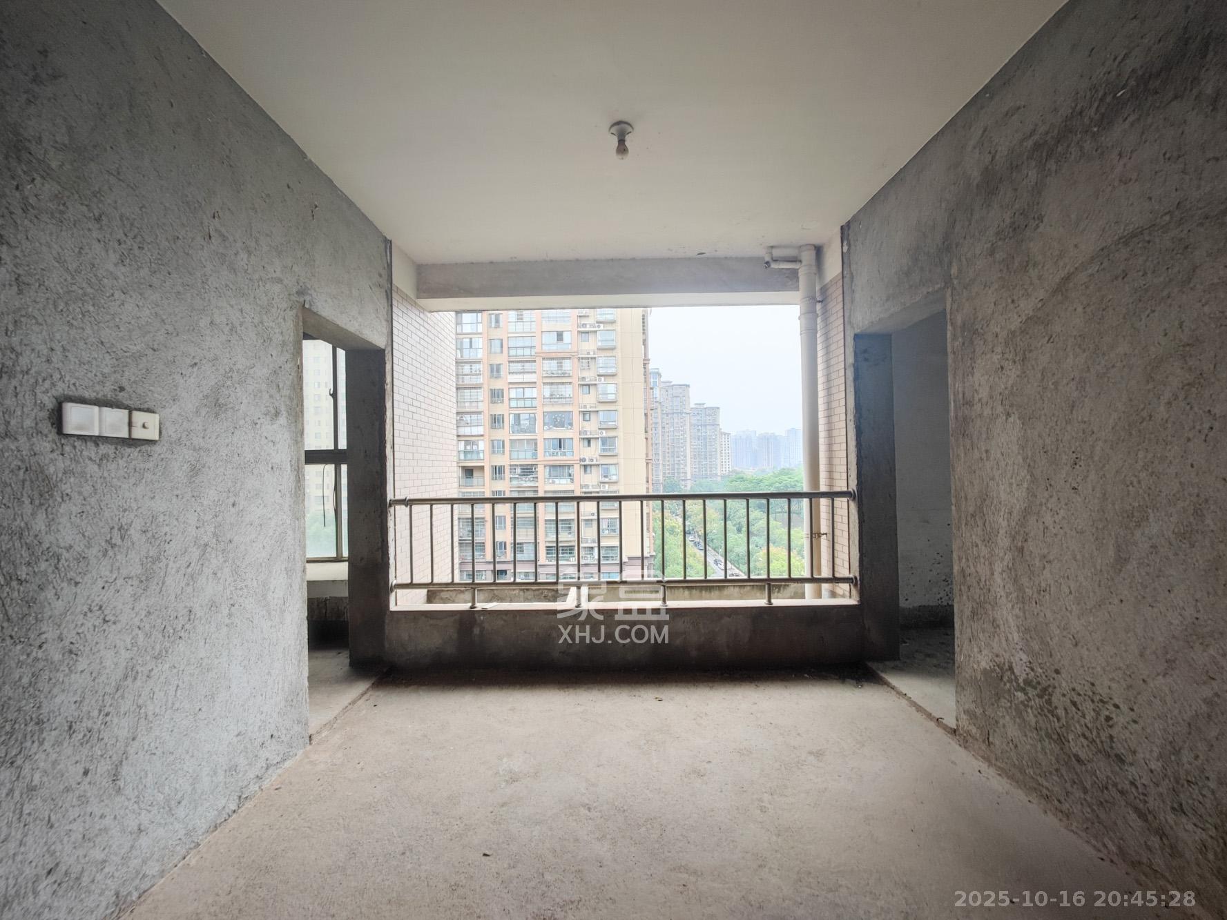 和景园  4室2厅2卫    240.0万阳台