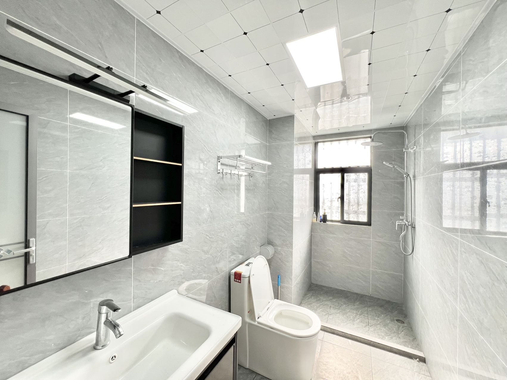 中平广场  3室2厅2卫    3600.0元/月 中平广场  3室2厅2卫    3600.0元/月室内图