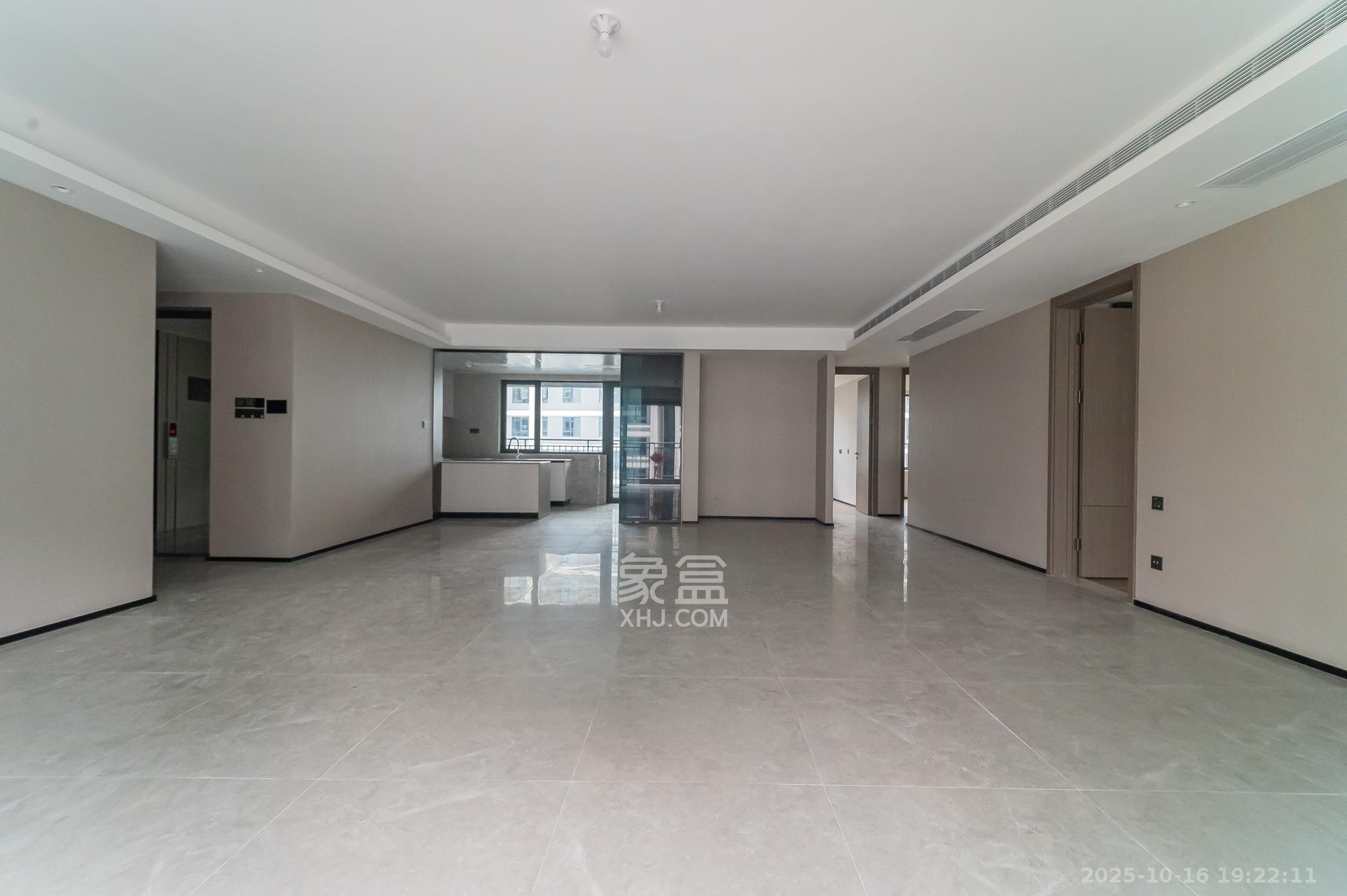 万科松湖天地 4室2厅3卫 240.0万 万科松湖天地 4室2厅3卫 240.0万客厅