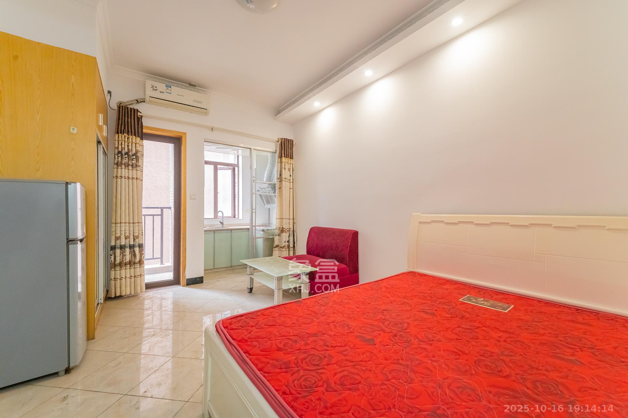 水岸世景  1室1厅1卫    18.8万客厅