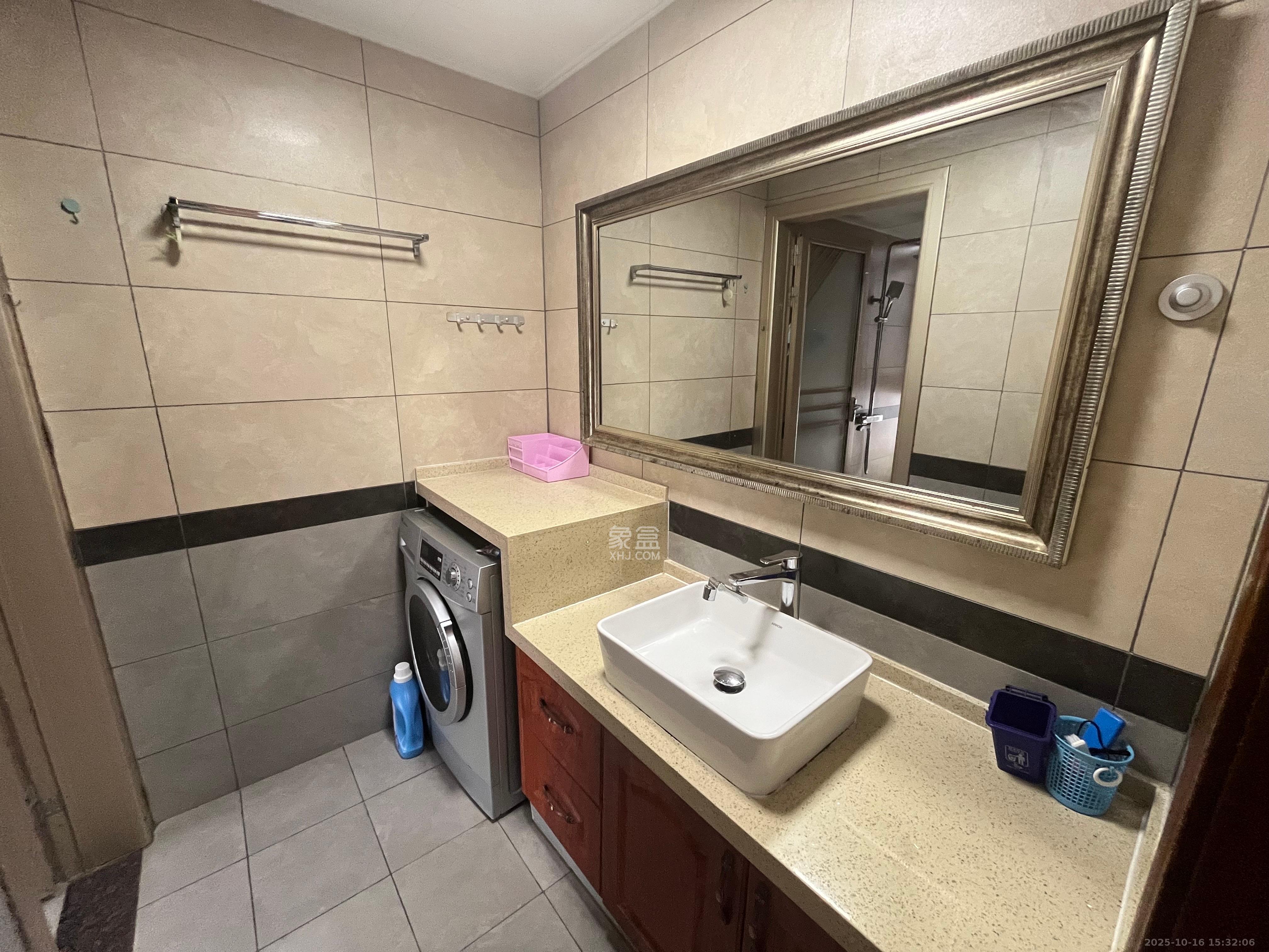 绿地海外滩一期  3室2厅1卫    2500.0元/月室内图