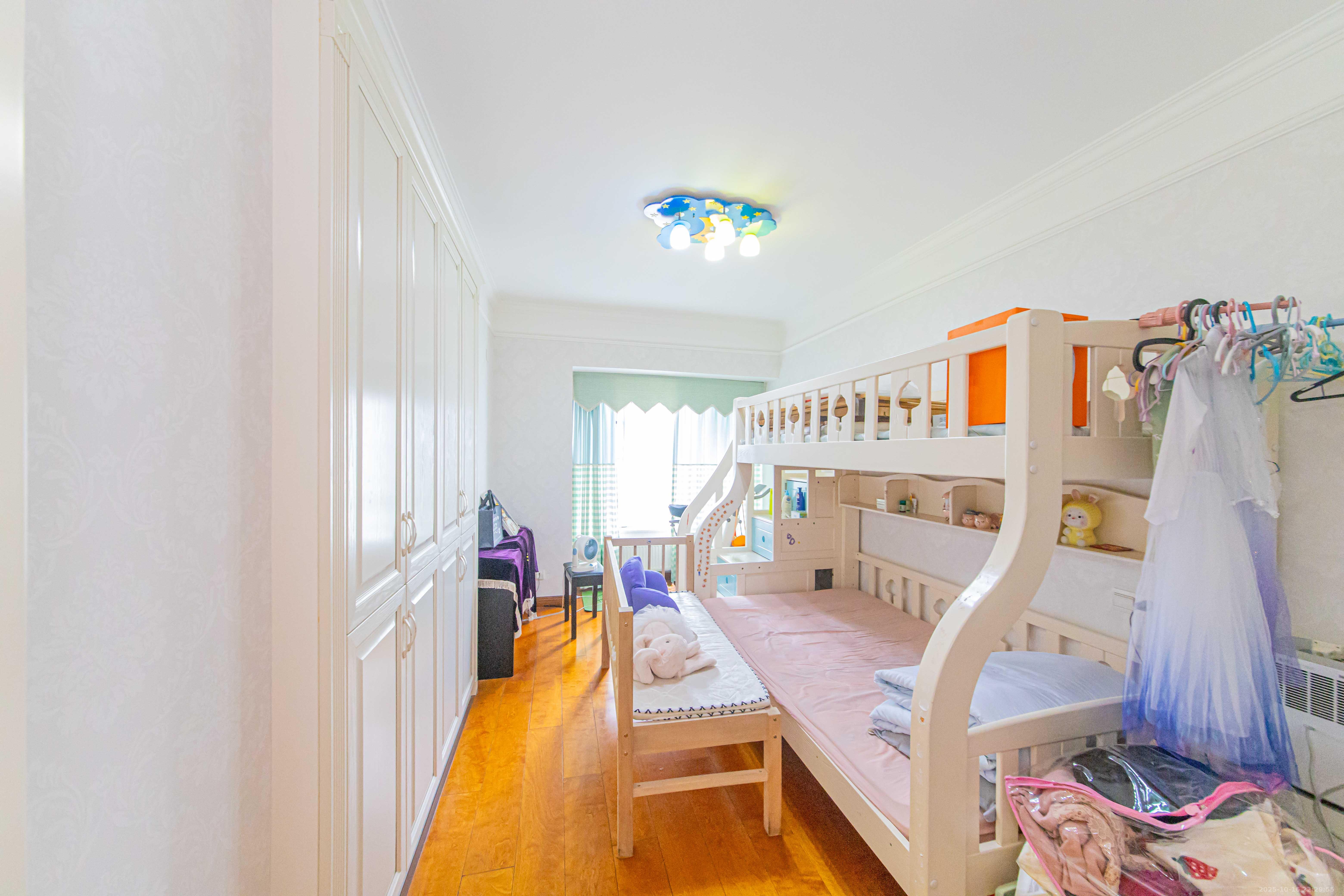 九峰远见  4室2厅2卫    246.0万卧室