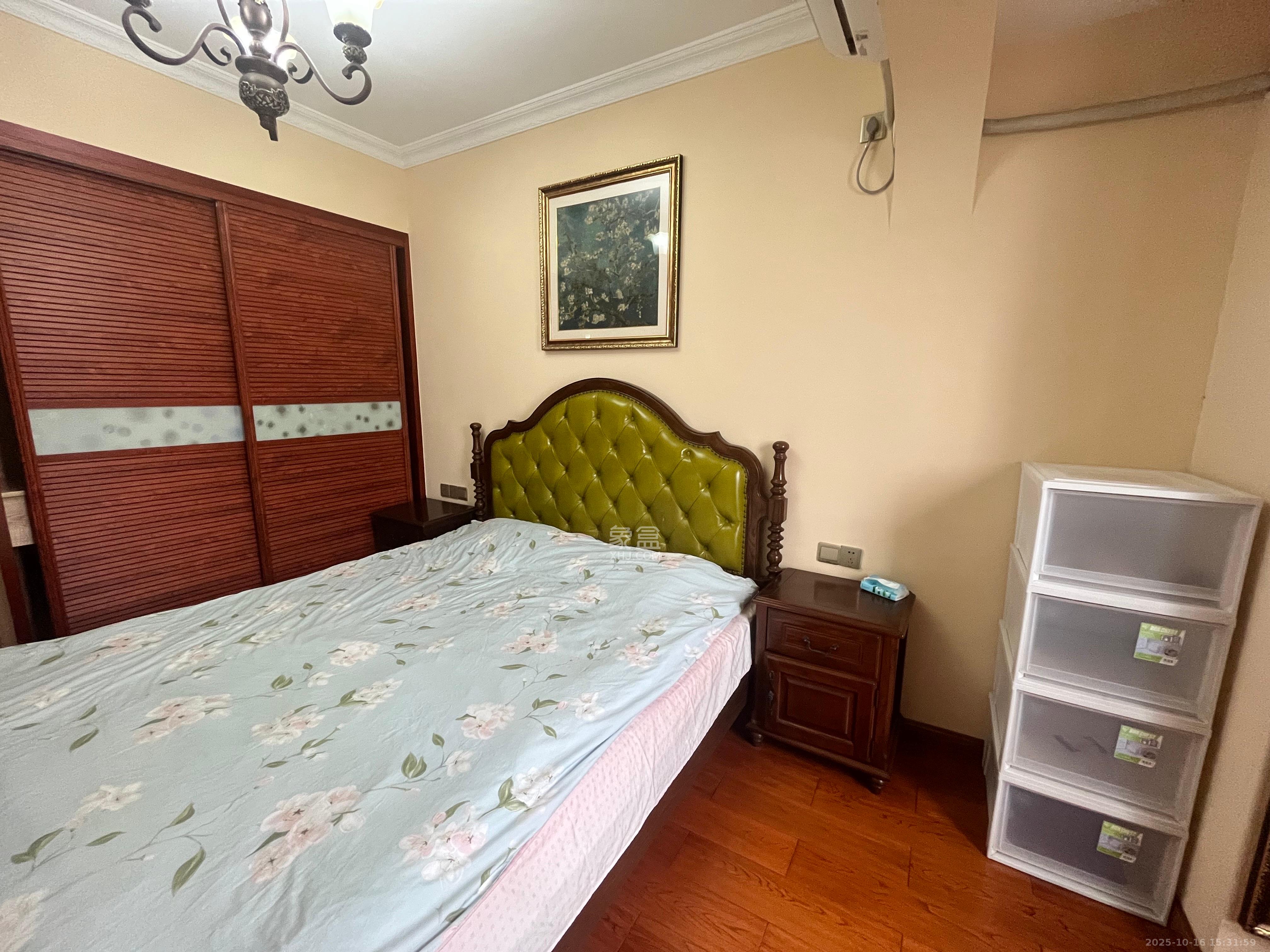 绿地海外滩一期  3室2厅1卫    2500.0元/月室内图