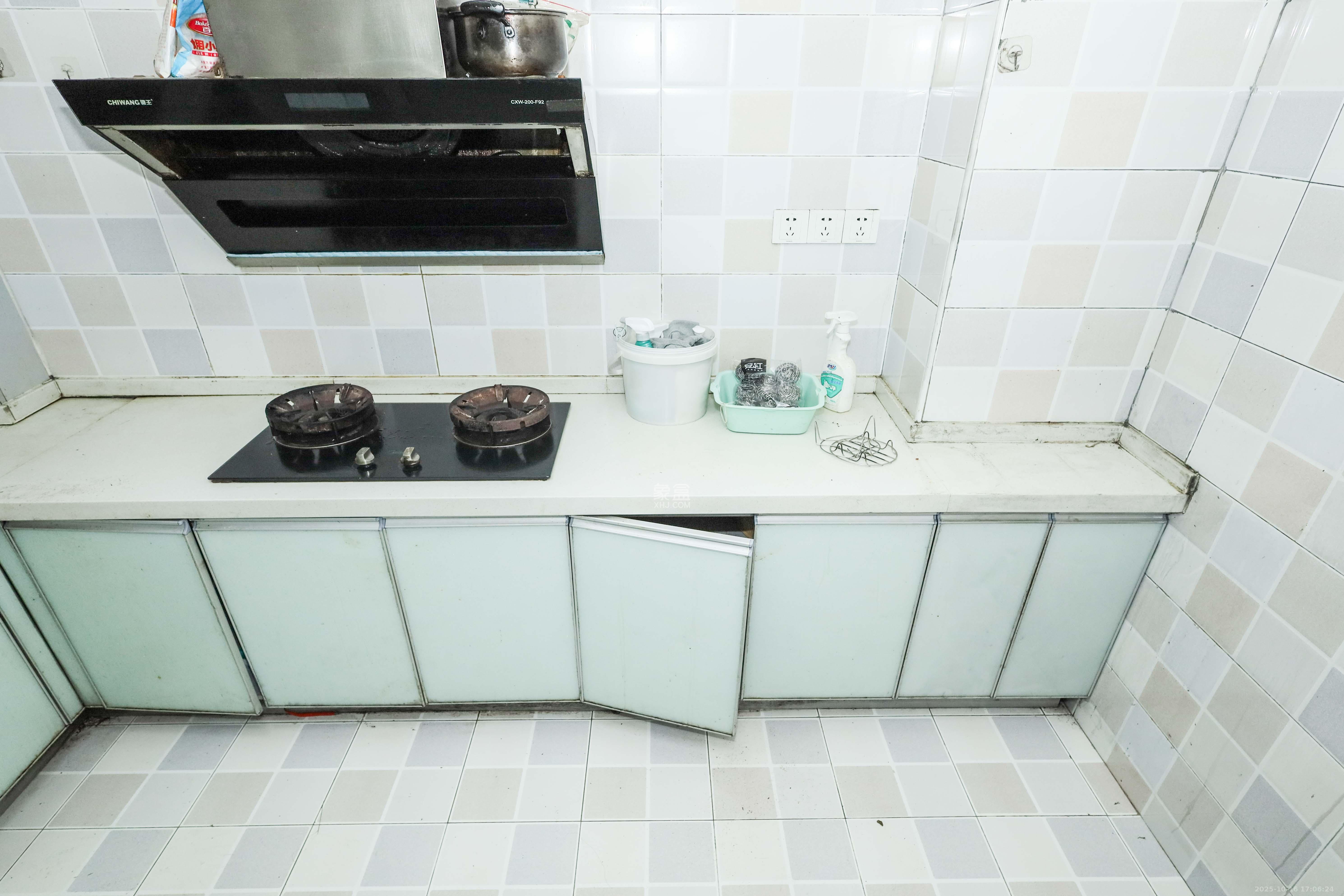 中冶中央公园  3室2厅2卫    97.9万 中冶中央公园  3室2厅2卫    97.9万厨房