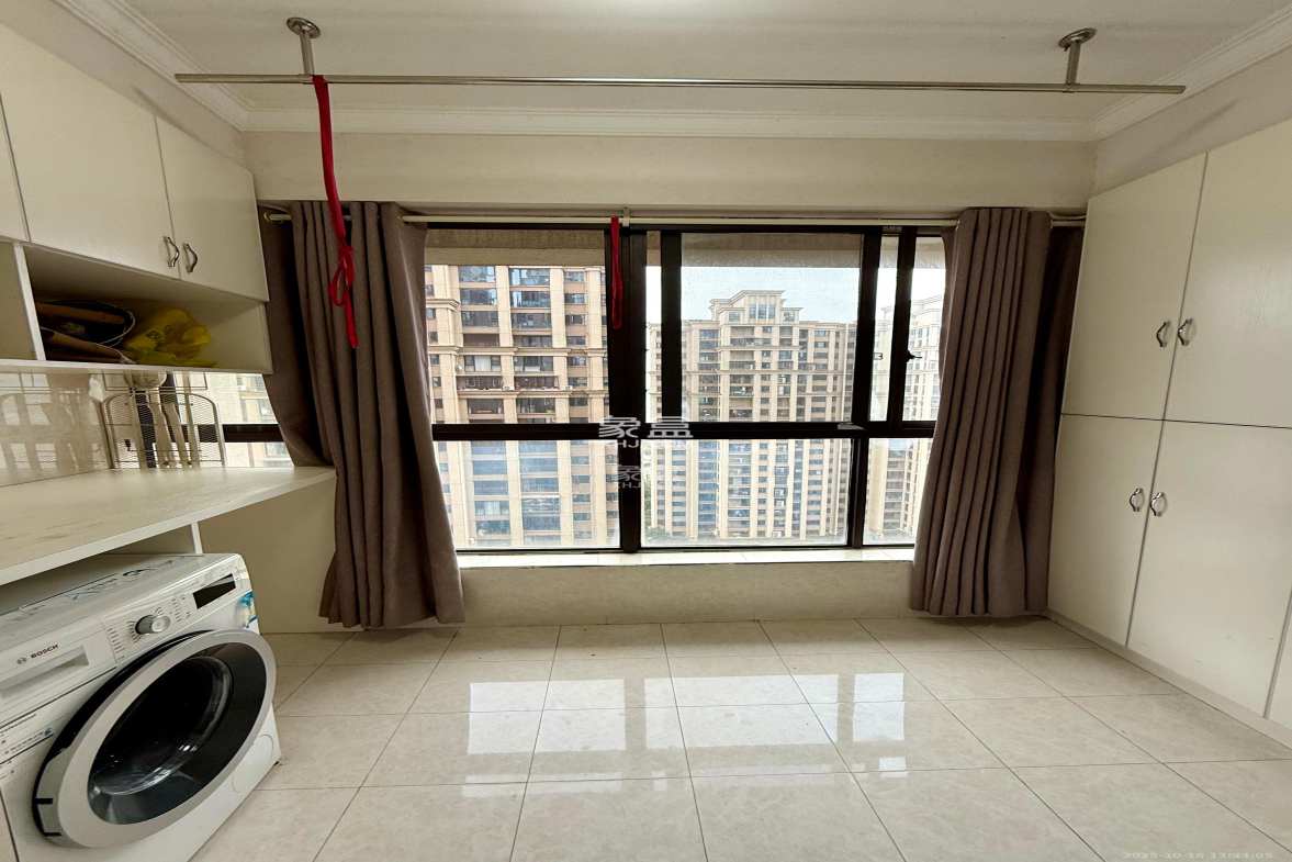 绿地海外滩一期  3室2厅1卫    1680.0元/月 绿地海外滩一期  3室2厅1卫    1680.0元/月室内图