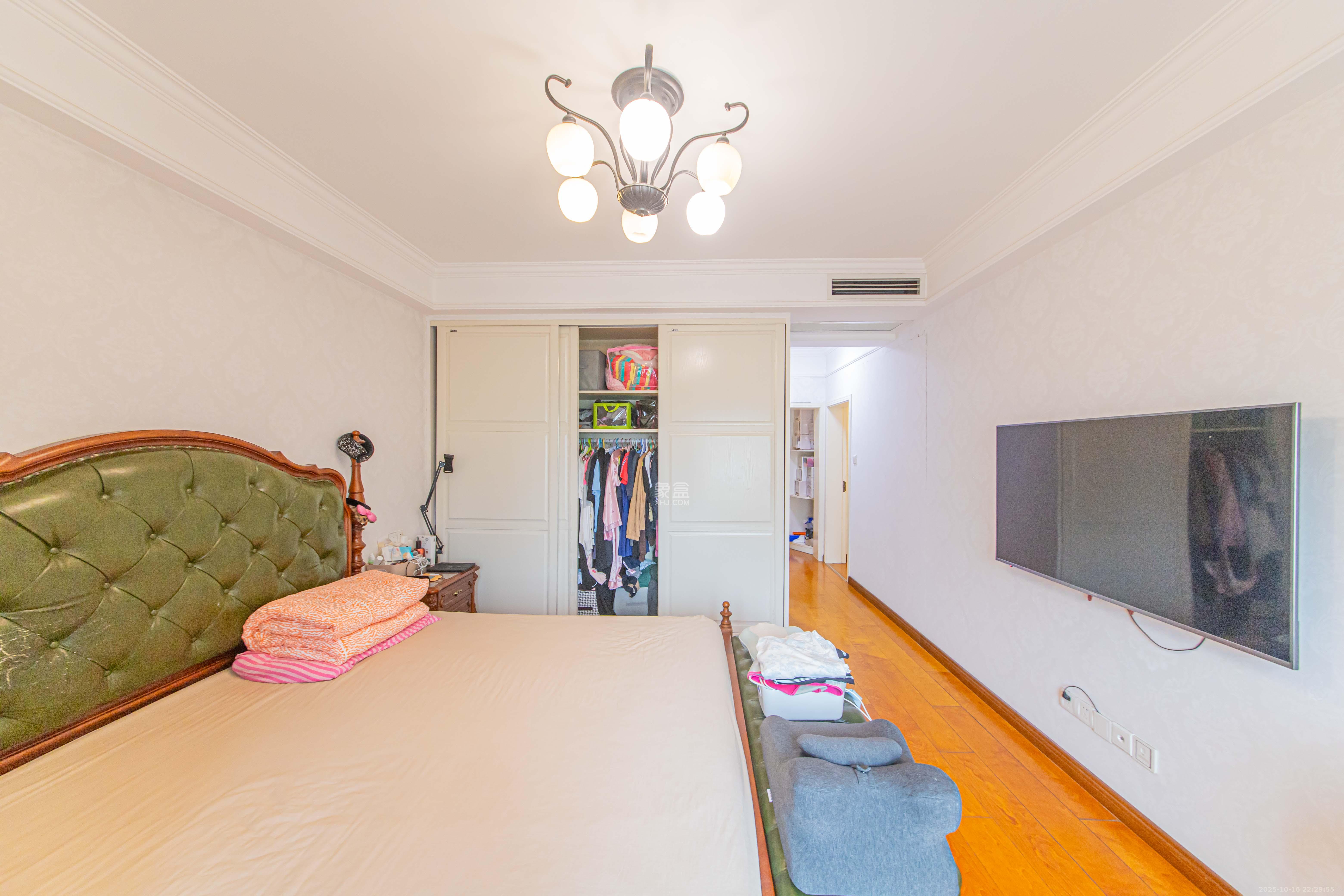 九峰远见  4室2厅2卫    246.0万卧室