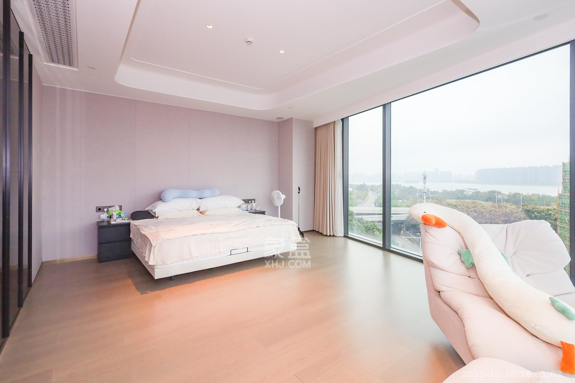 润和滨江湾  4室2厅4卫    1000.0万 润和滨江湾  4室2厅4卫    1000.0万卧室