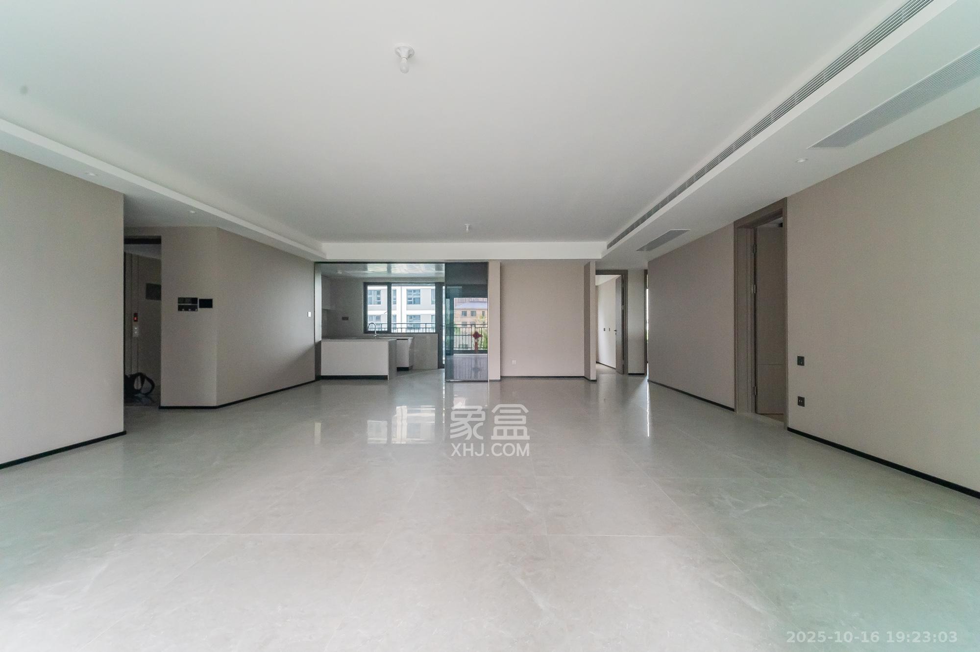 万科松湖天地  4室2厅3卫    235.0万客厅