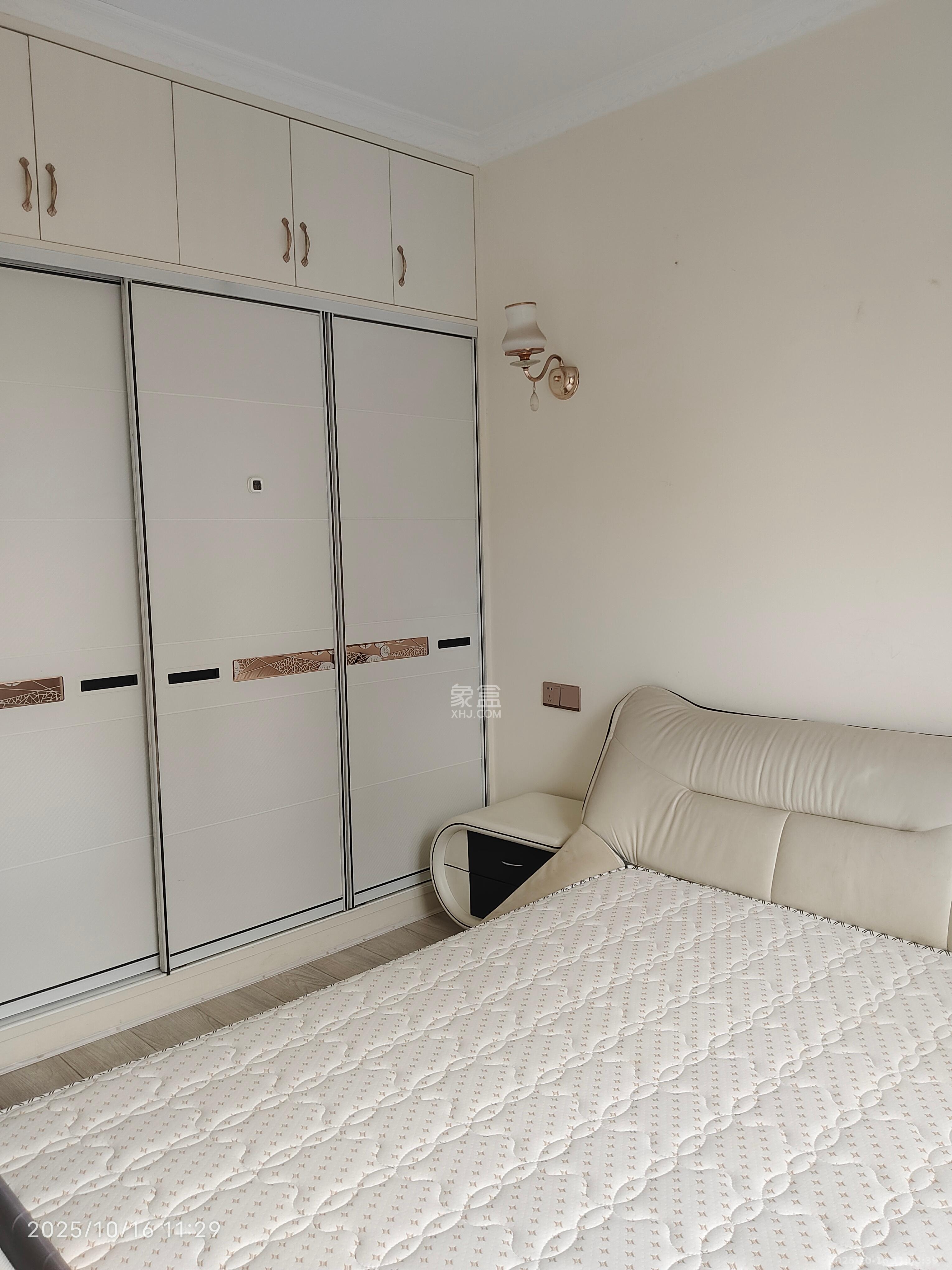 华润置地广场一期  1室1厅1卫    2200.0元/月 华润置地广场一期  1室1厅1卫    2200.0元/月室内图