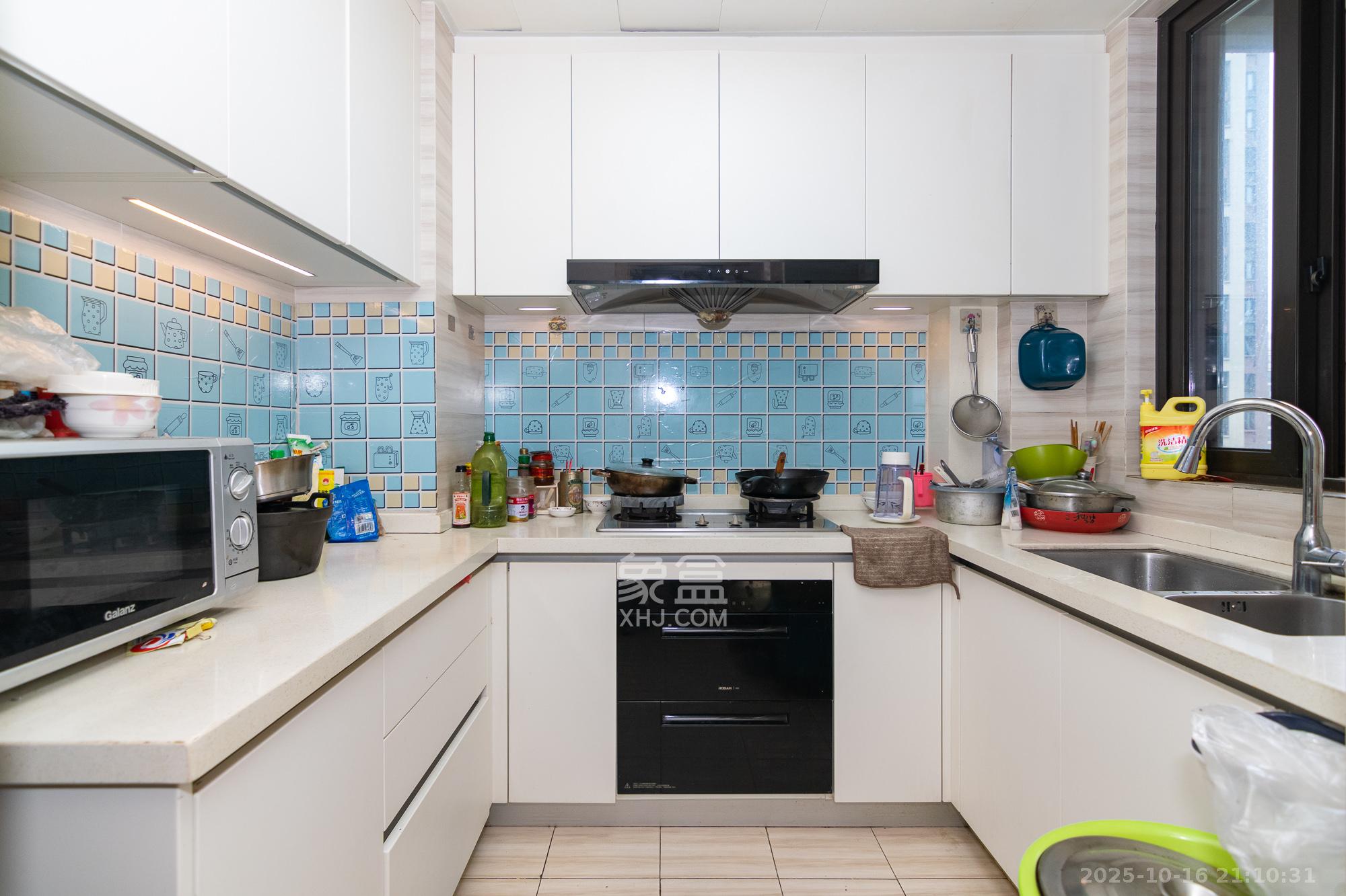 新城国际花都  3室2厅2卫    75.0万厨房