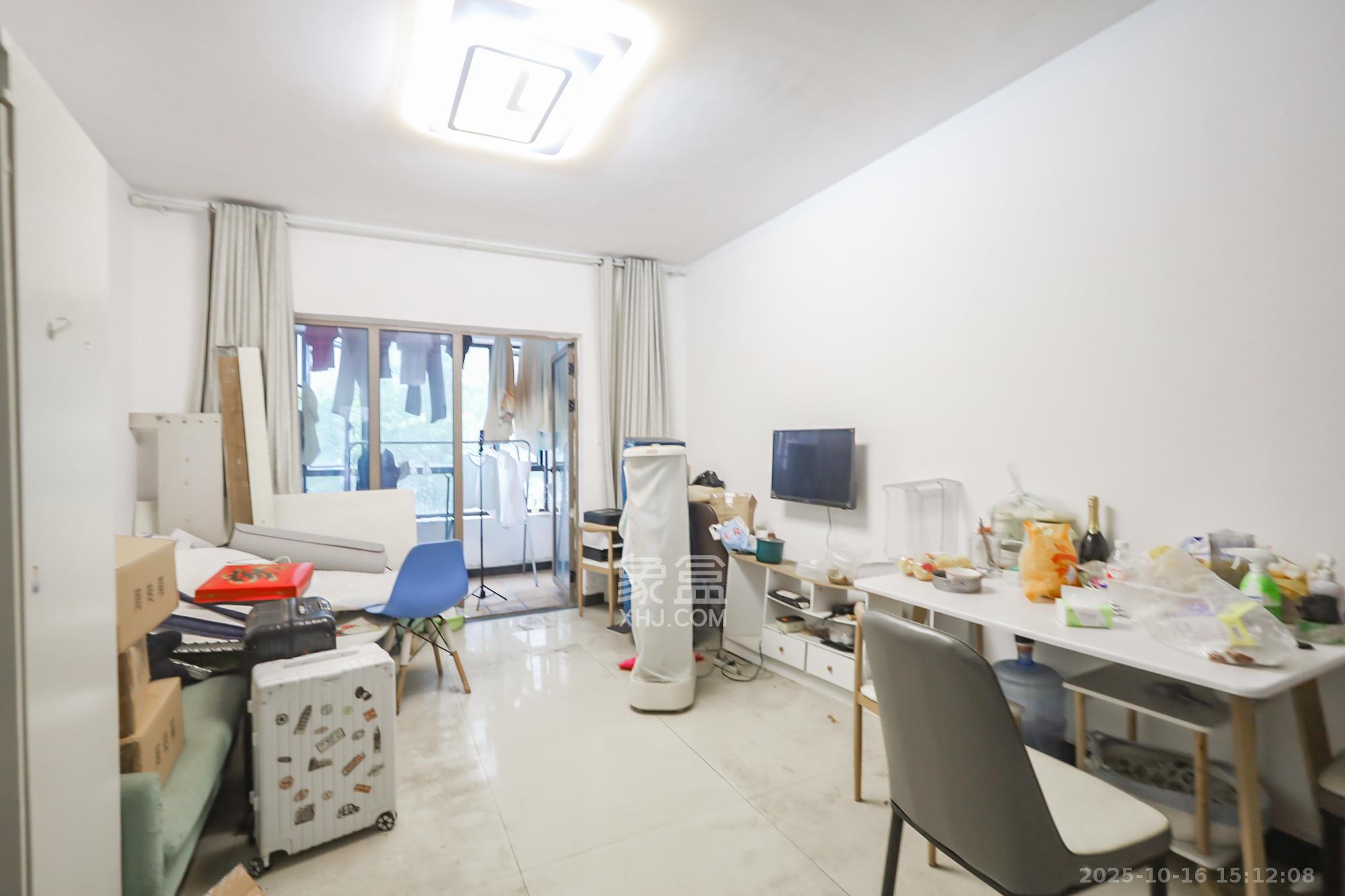 世茂铂翠湾二期  3室2厅1卫    135.0万 世茂铂翠湾二期  3室2厅1卫    135.0万客厅