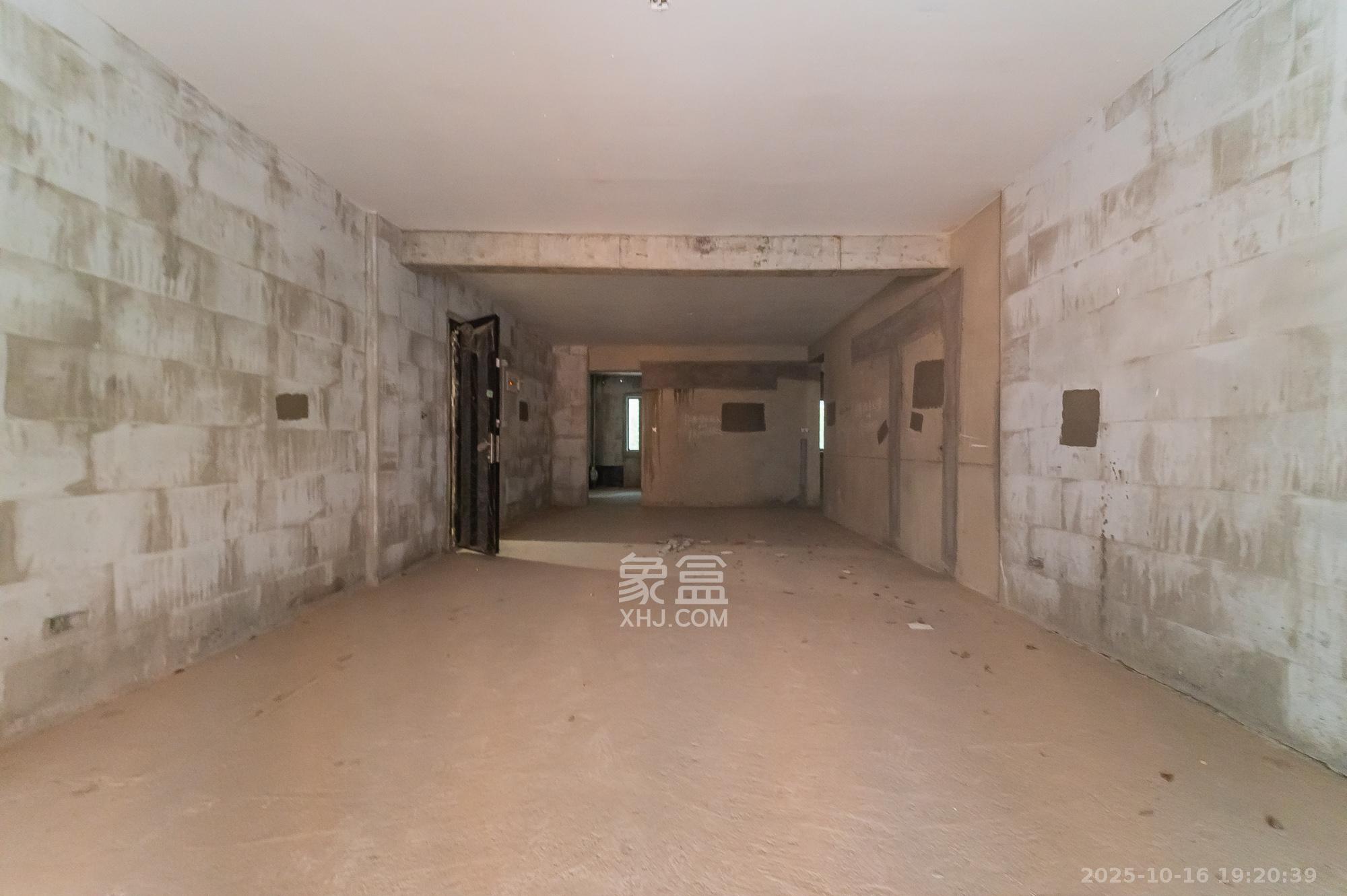 海伦春天 5室2厅3卫 215.0万 海伦春天 5室2厅3卫 215.0万客厅