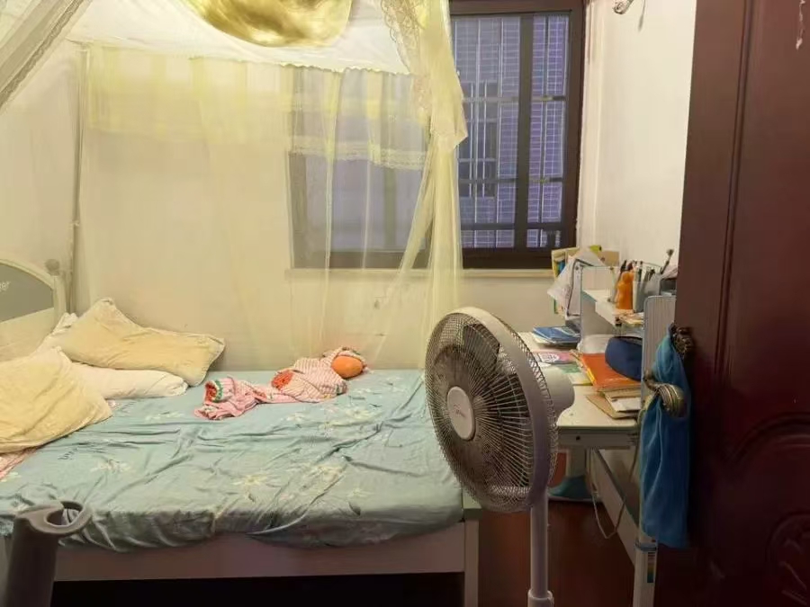 沁园岭秀（别名：海角花园）  4室2厅1卫    105.4万