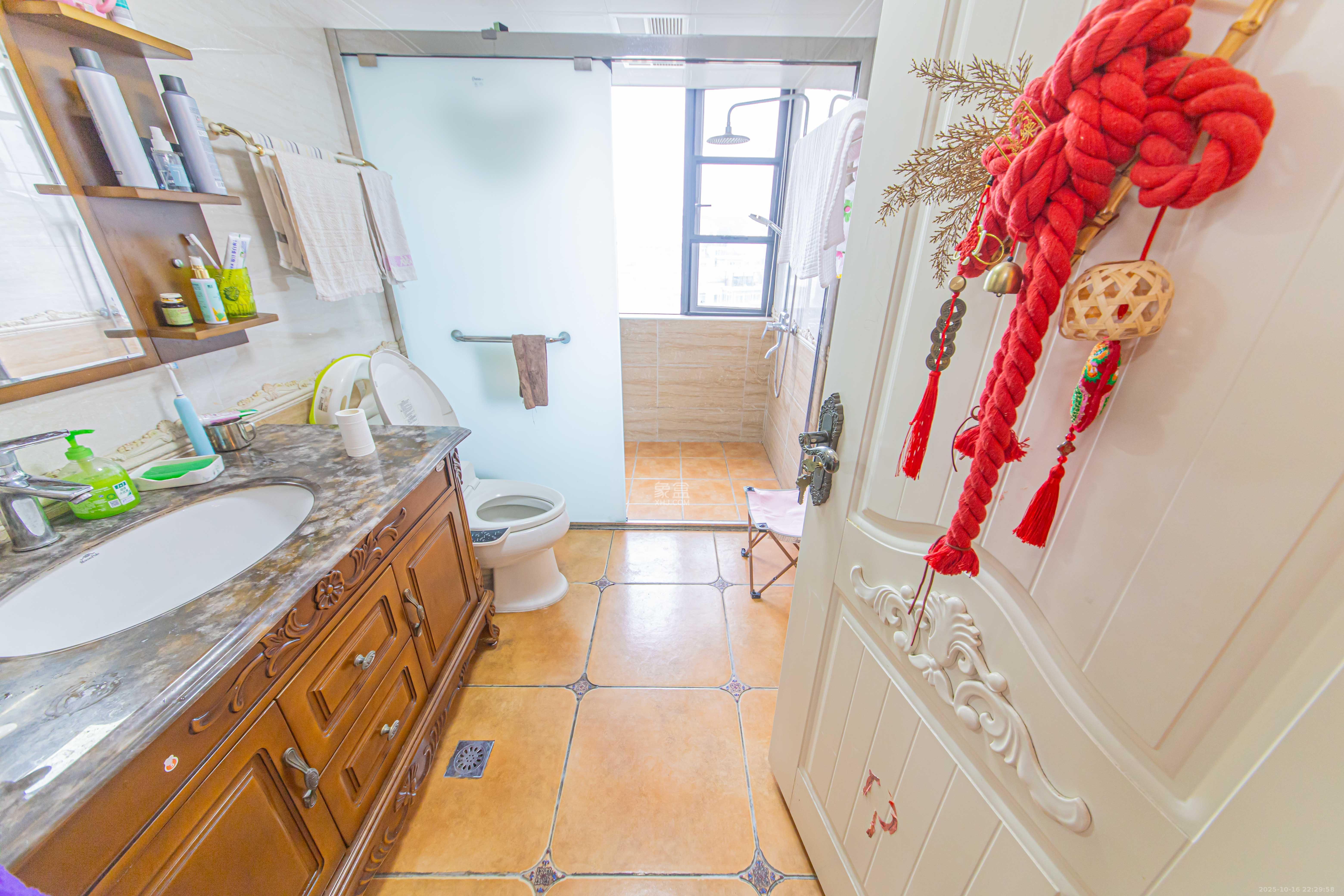 九峰远见  4室2厅2卫    246.0万卫生间