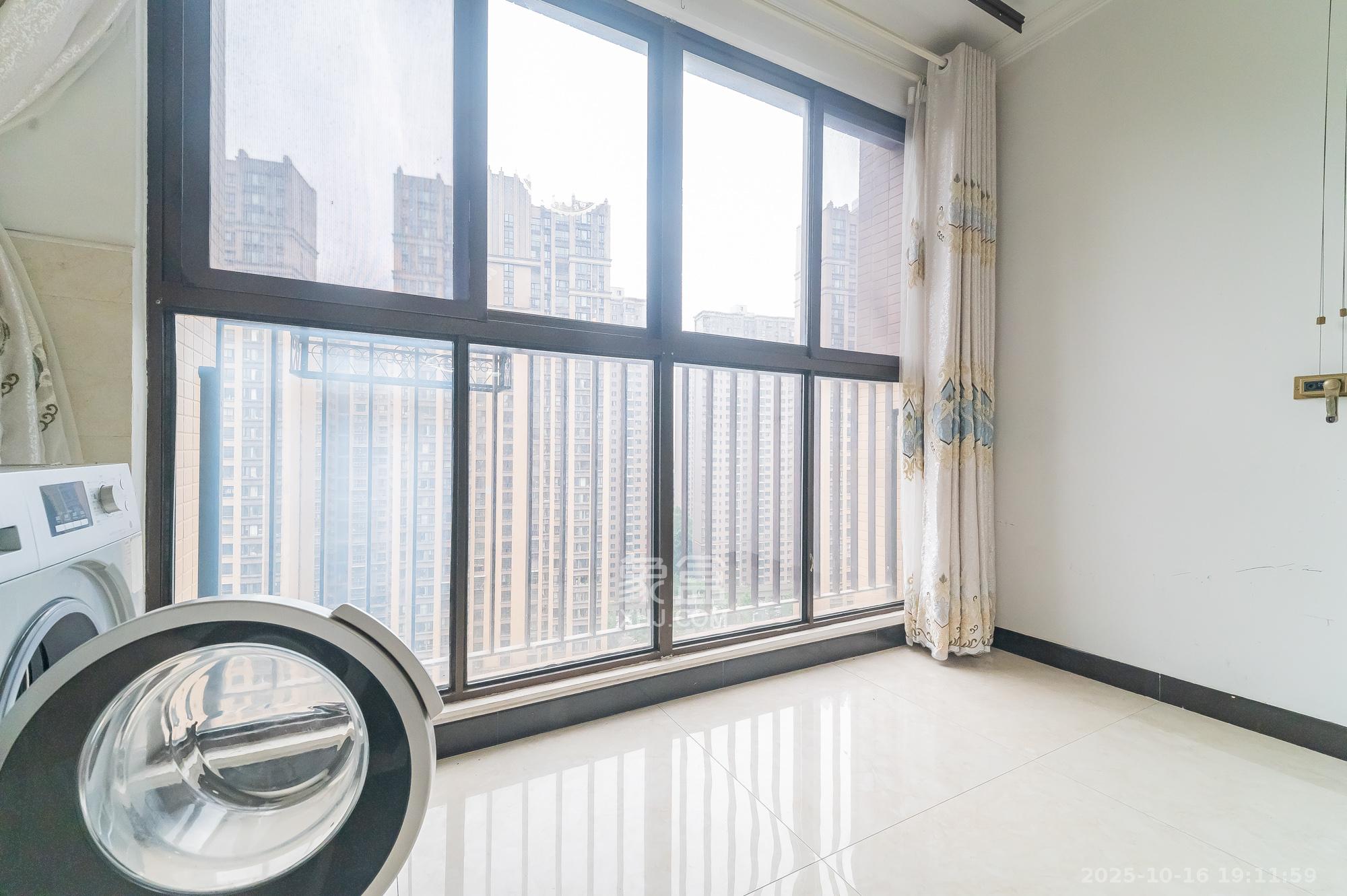 华润凤凰城三期  3室2厅1卫    75.0万阳台