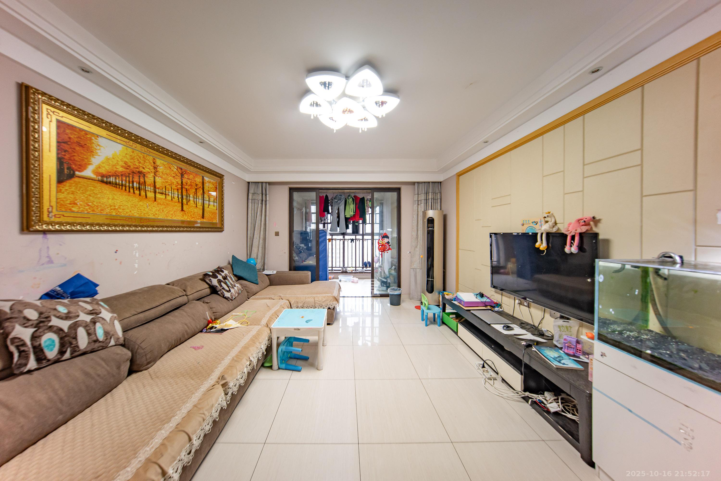 中海国际四期  4室2厅2卫    99.0万客厅