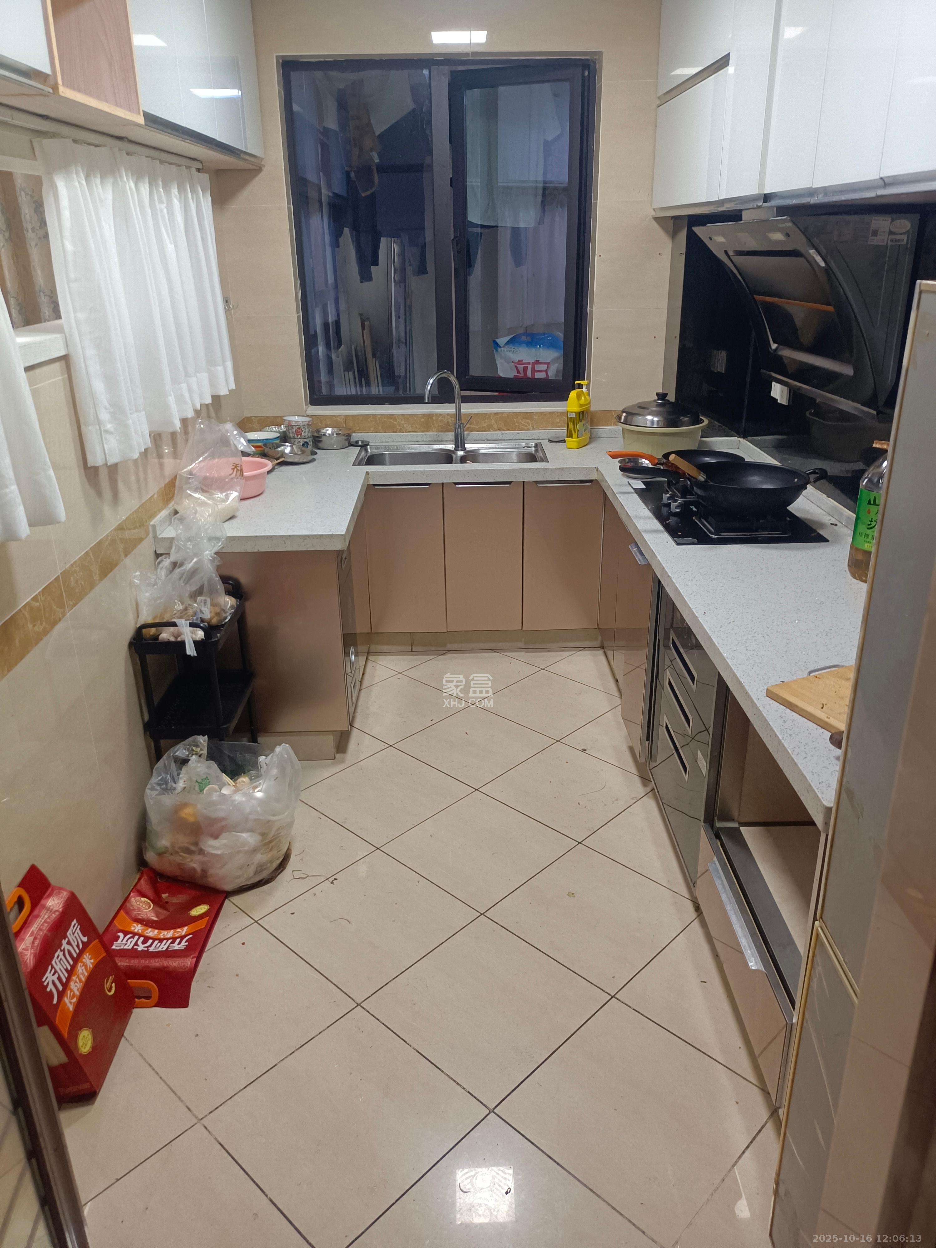 达美D6区  4室2厅2卫    3280.0元/月室内图