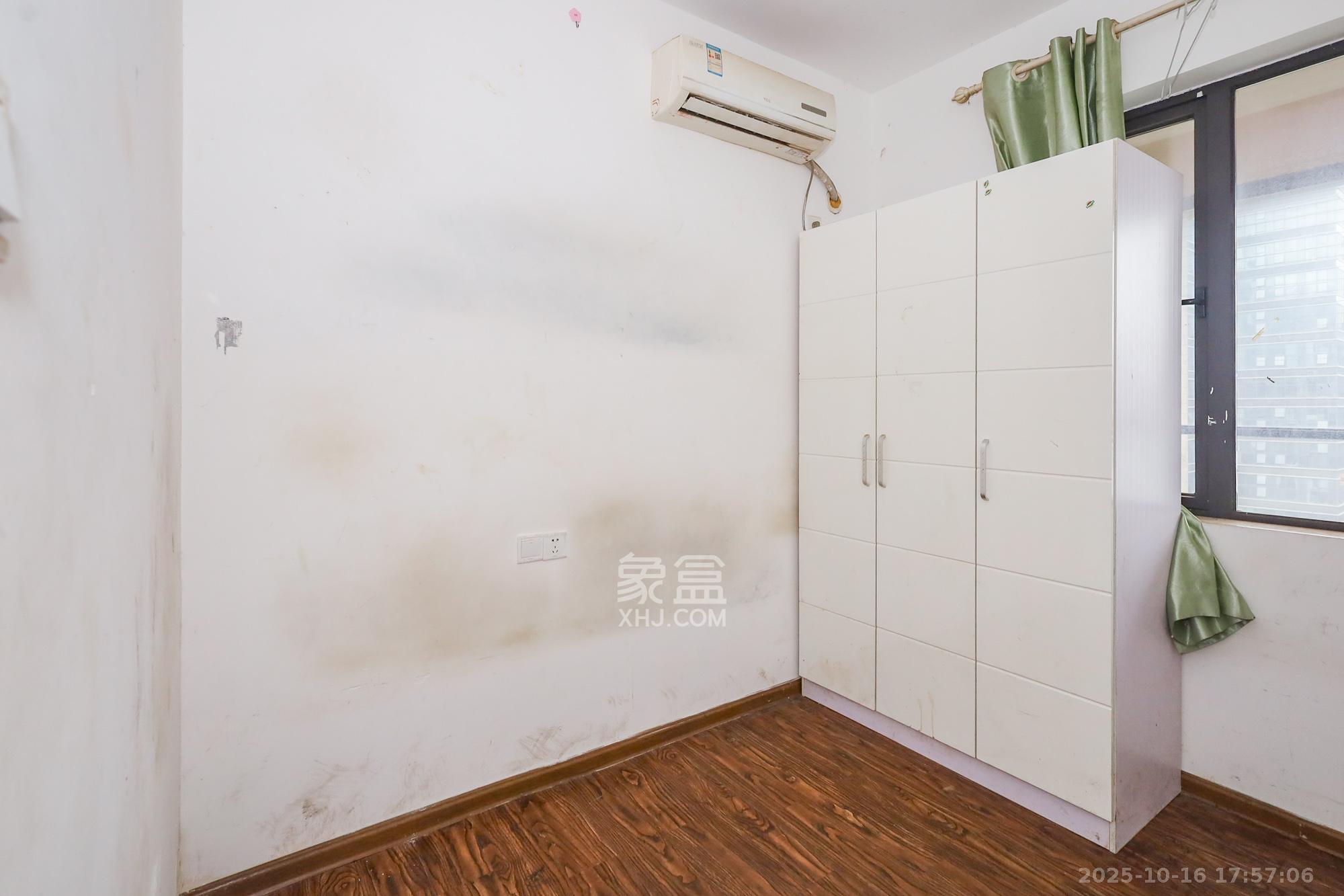 协信星澜汇  4室2厅2卫    110.0万卧室