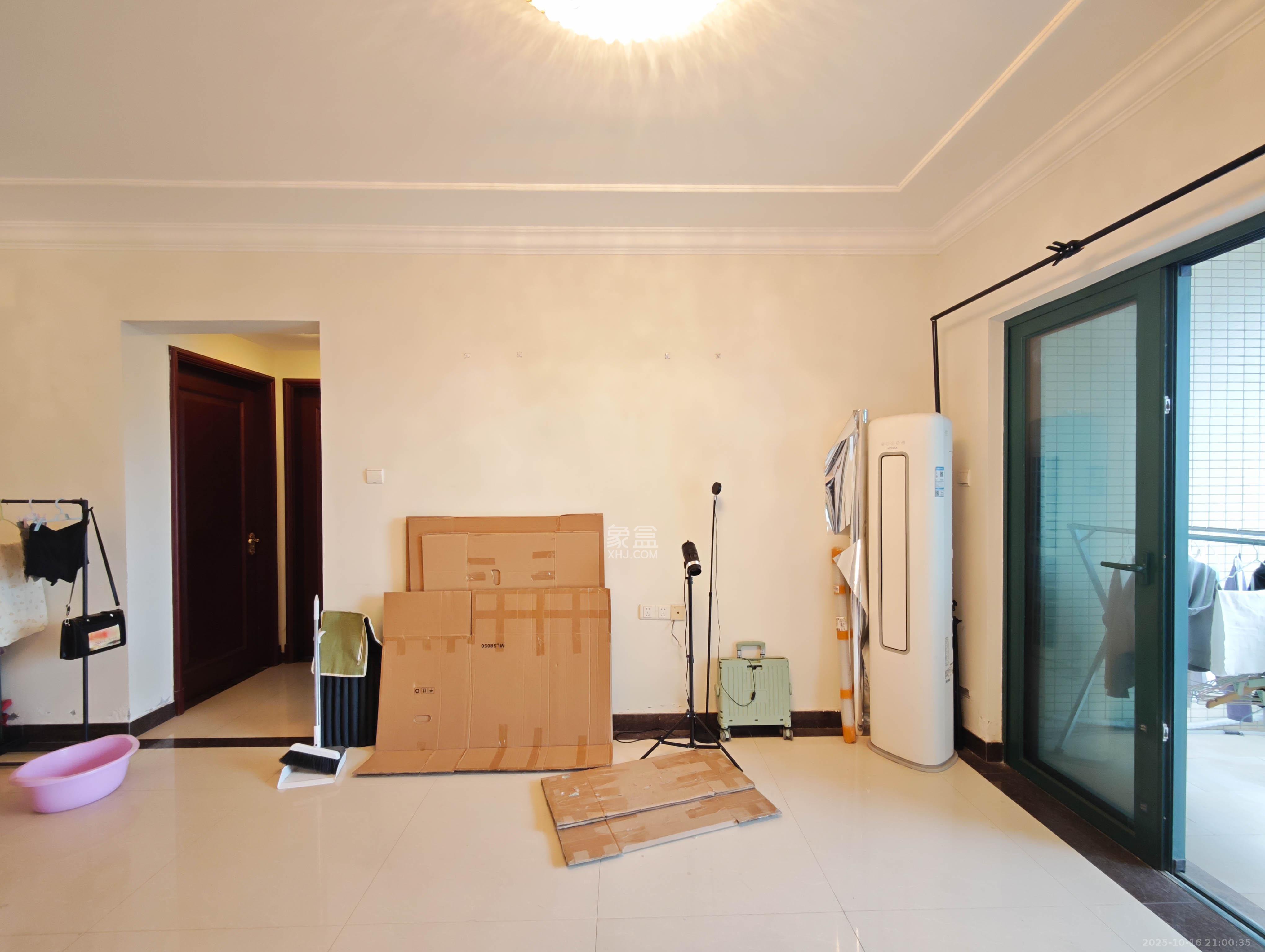 恒大城  2室2厅1卫    65.0万 恒大城  2室2厅1卫    65.0万客厅