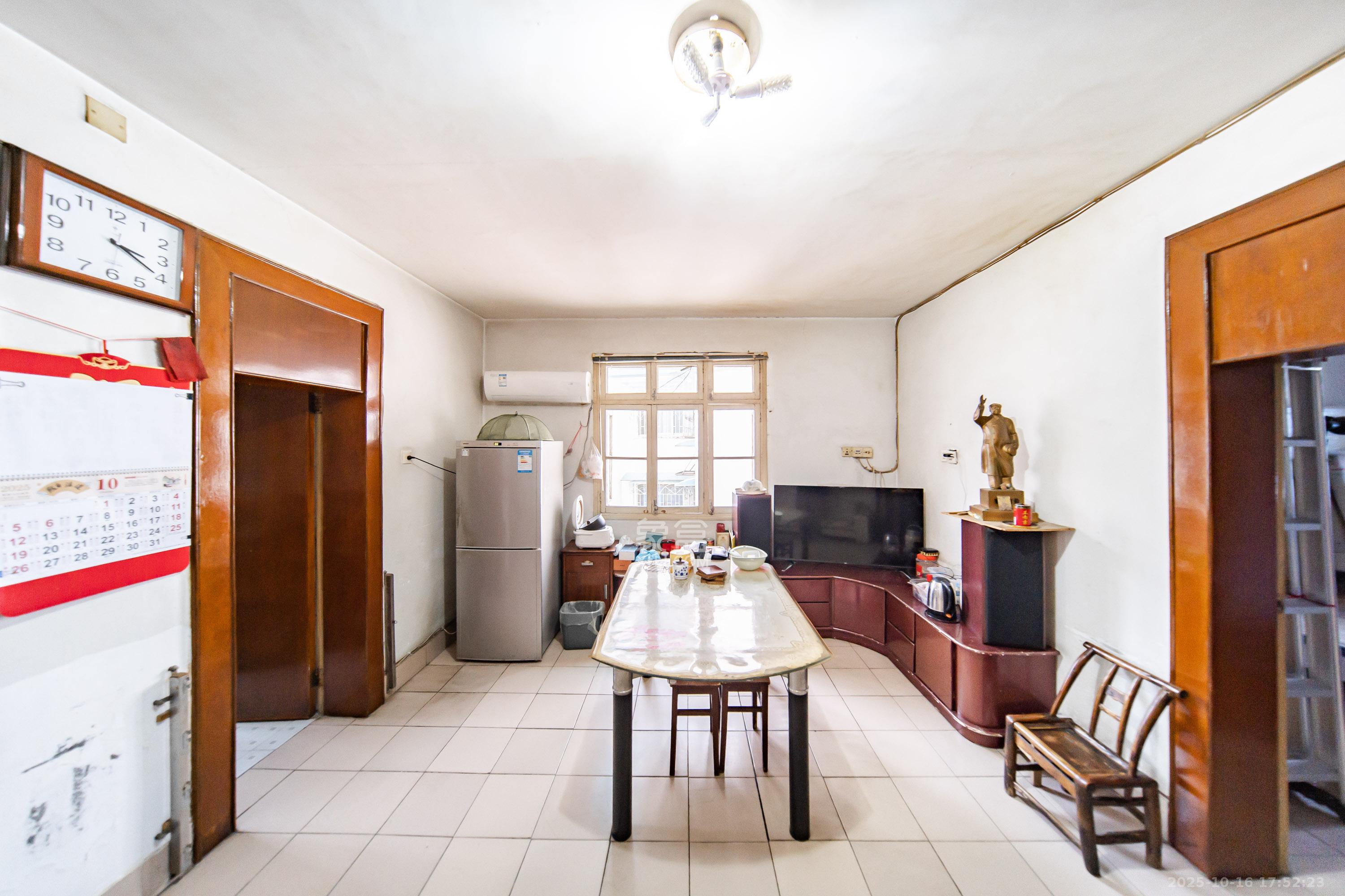 电表厂宿舍(新民路)  3室1厅1卫    80.0万 电表厂宿舍(新民路)  3室1厅1卫    80.0万客厅