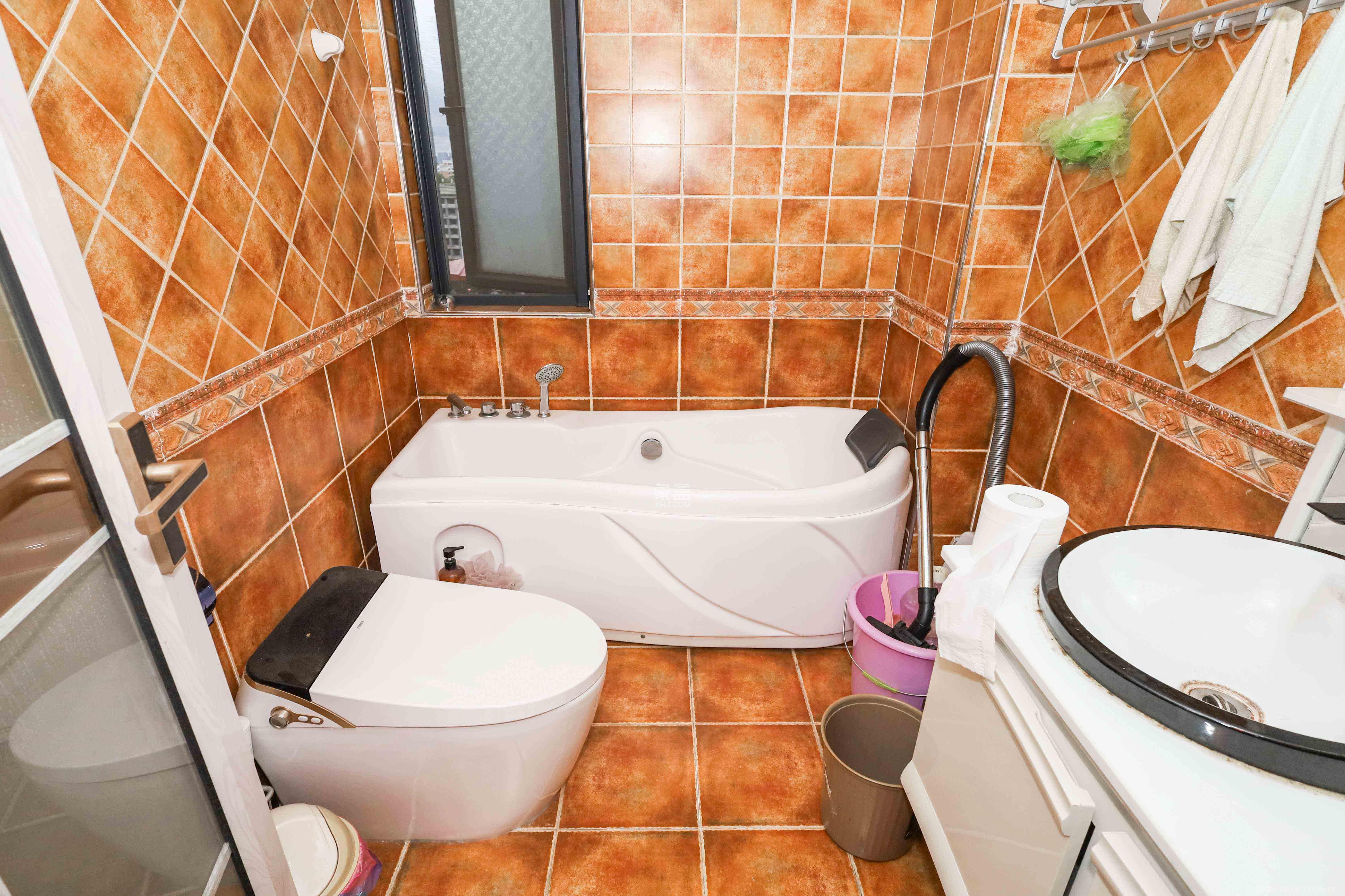 好莱城(弘德西街) 4室2厅2卫 136.0万 好莱城(弘德西街) 4室2厅2卫 136.0万卫生间