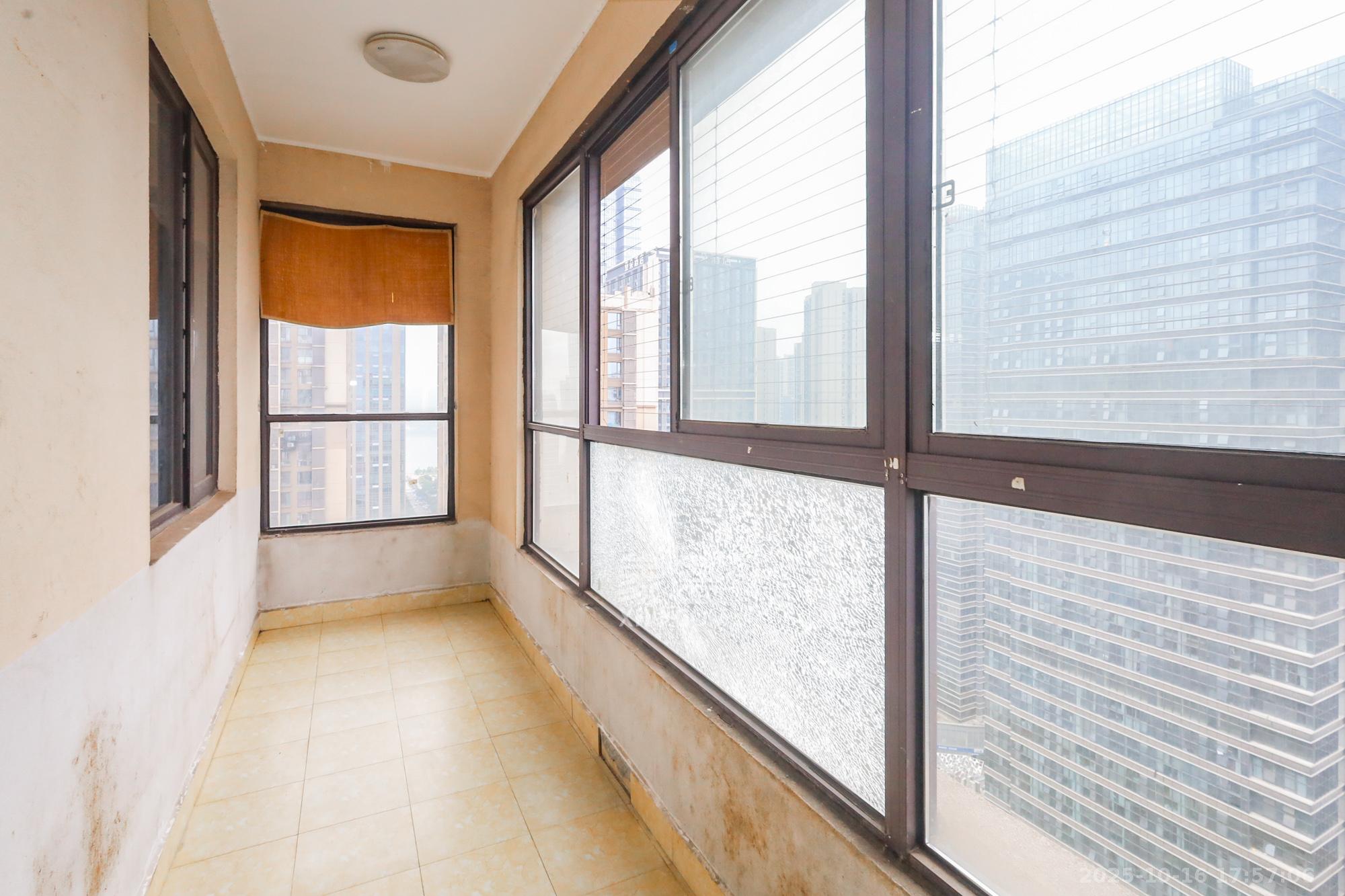 协信星澜汇  4室2厅2卫    110.0万阳台