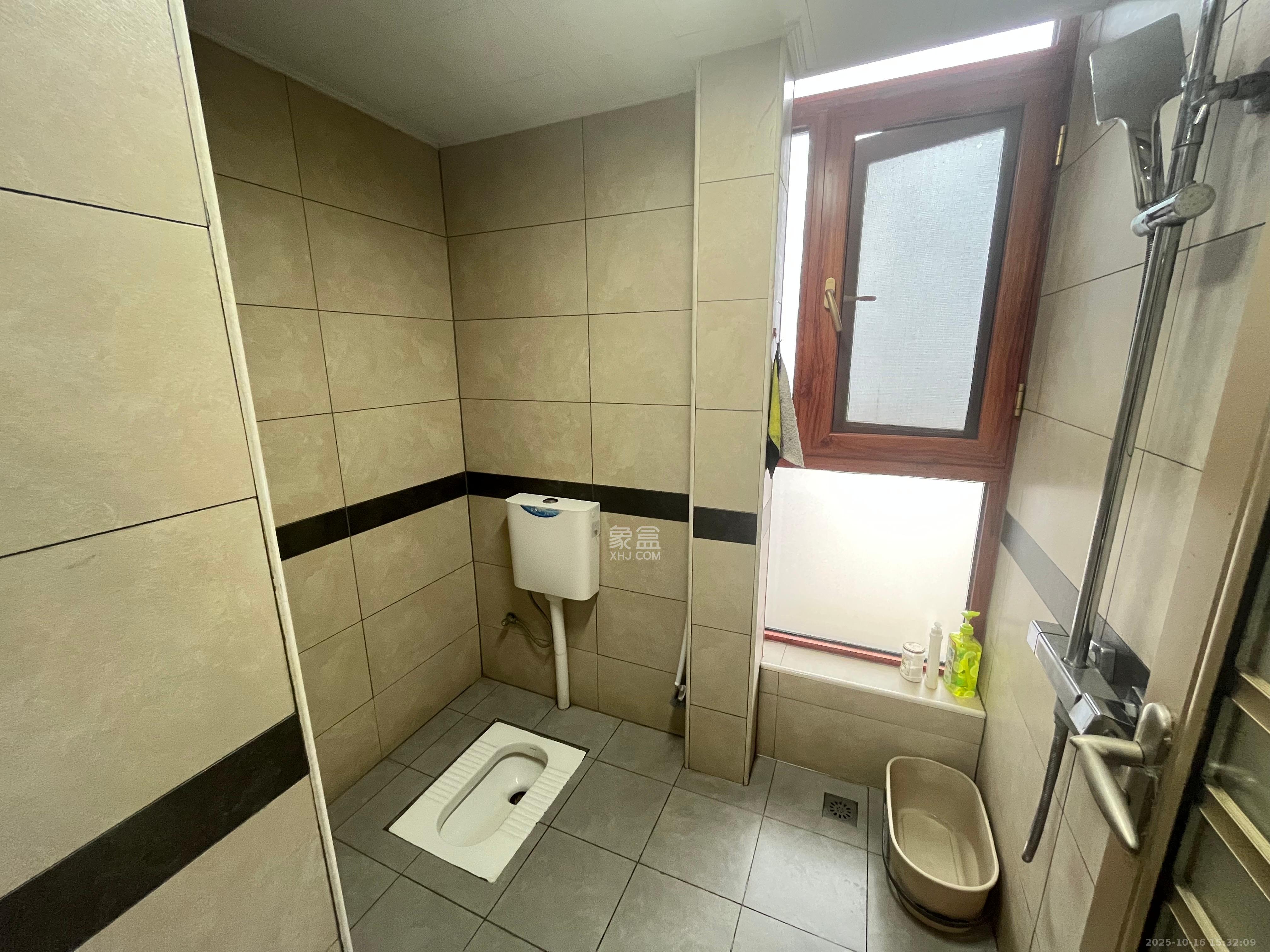 绿地海外滩一期  3室2厅1卫    2500.0元/月室内图