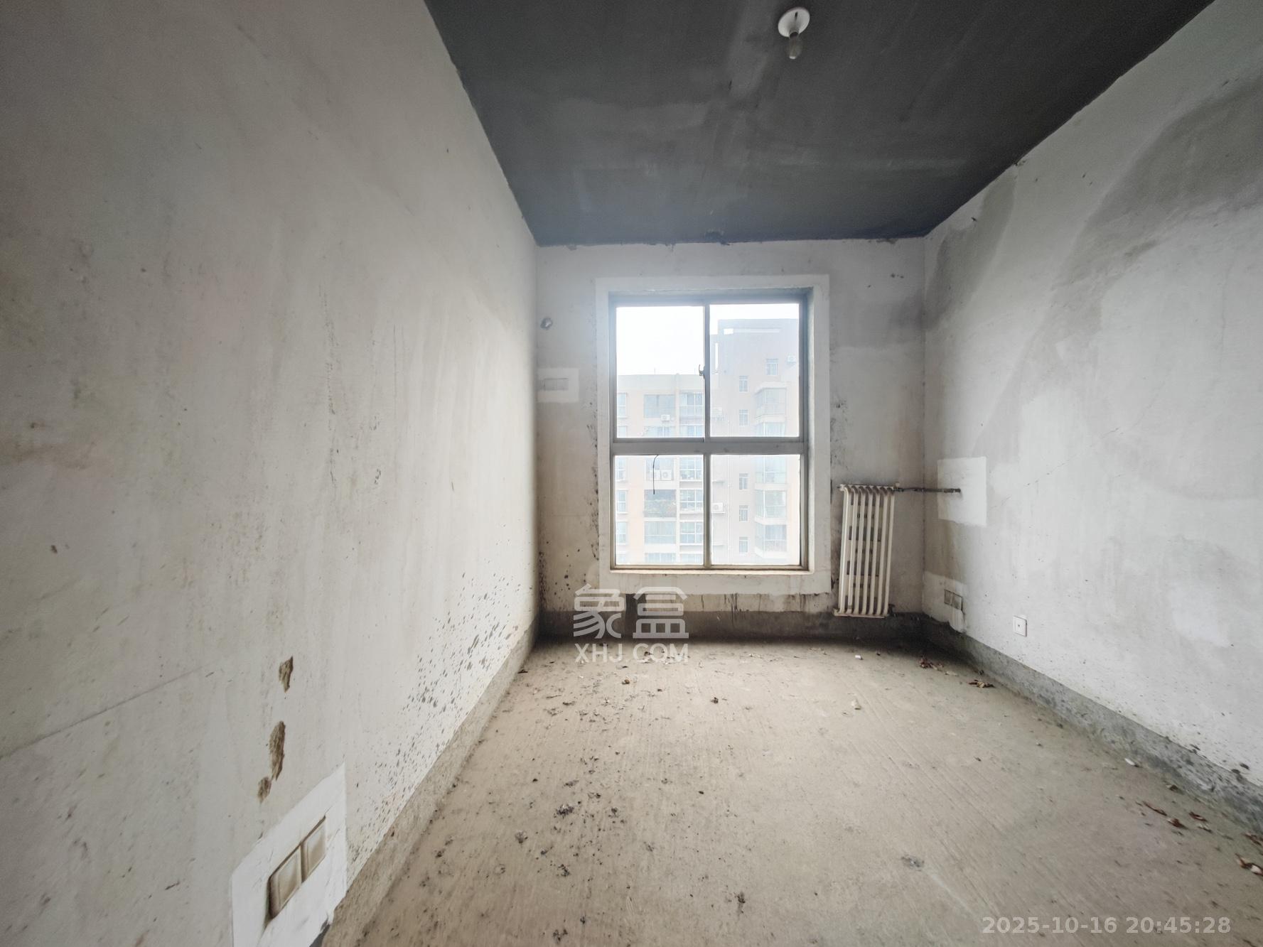 和景园  4室2厅2卫    240.0万 和景园  4室2厅2卫    240.0万卧室