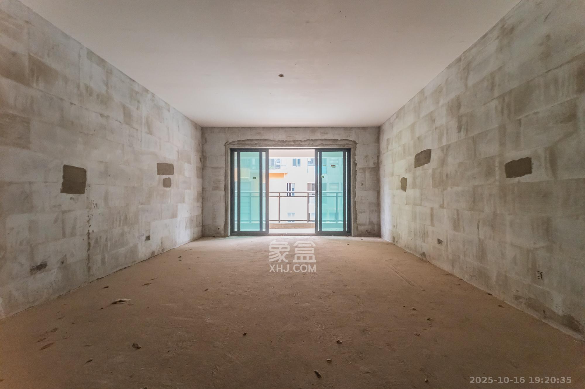 海伦春天 5室2厅3卫 215.0万 海伦春天 5室2厅3卫 215.0万客厅