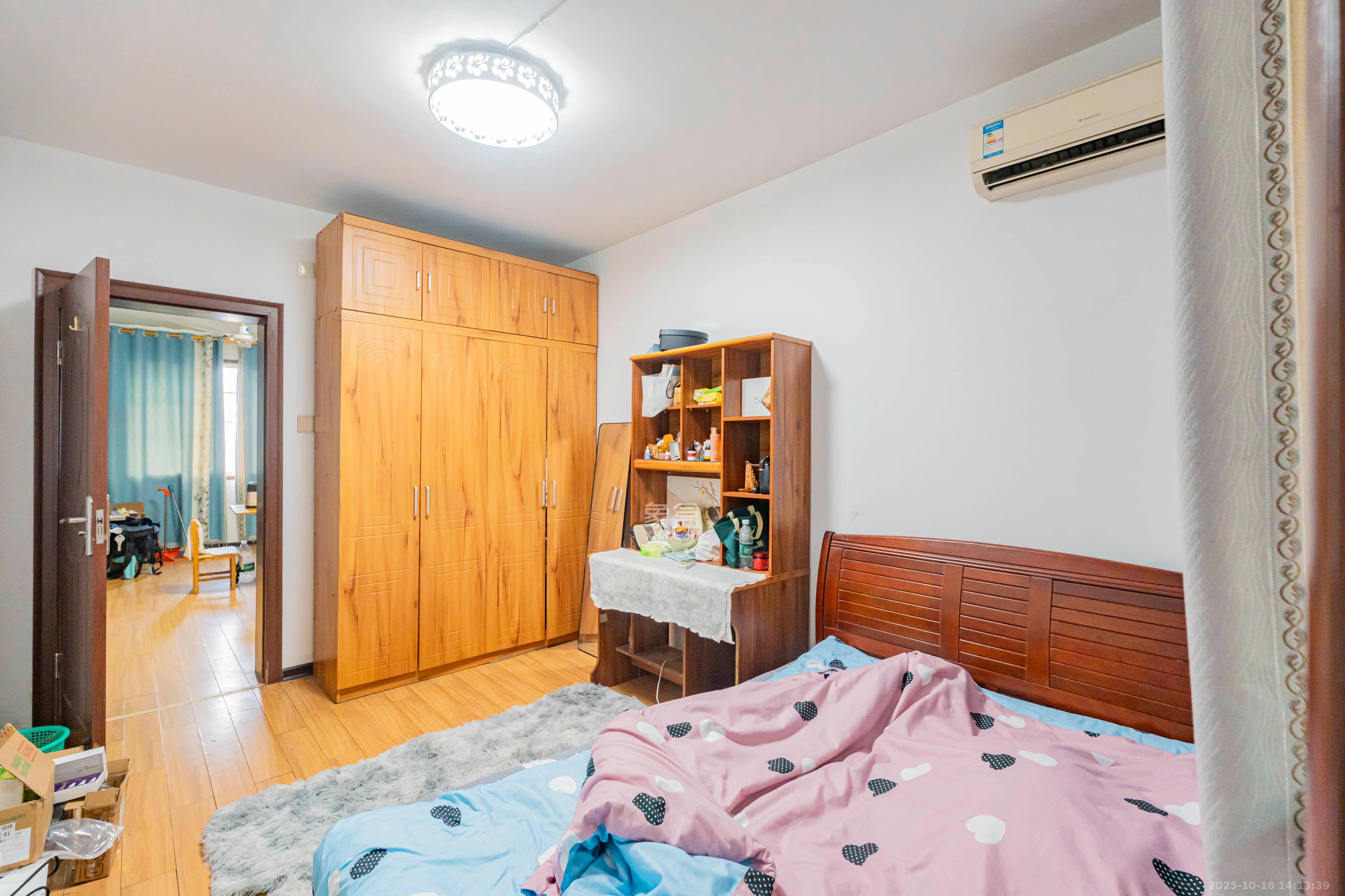 德雅路中国银行宿舍  2室2厅1卫    38.0万 德雅路中国银行宿舍  2室2厅1卫    38.0万卧室