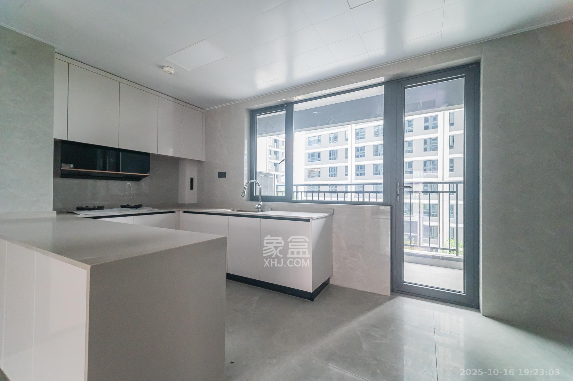 万科松湖天地  4室2厅3卫    235.0万厨房