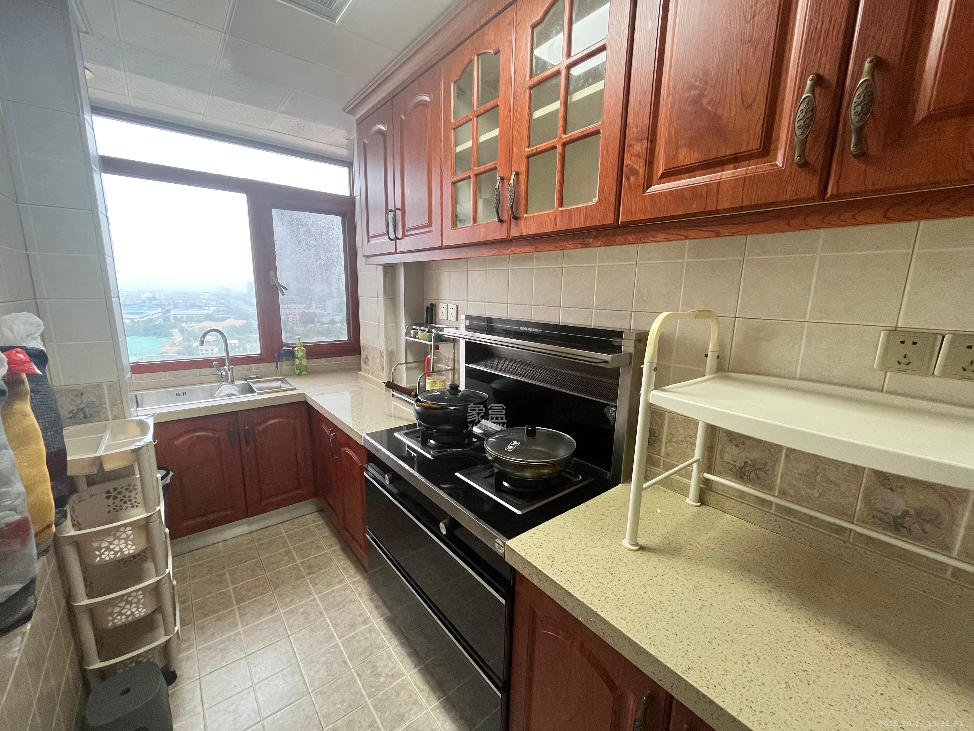 绿地海外滩一期  3室2厅1卫    2500.0元/月室内图