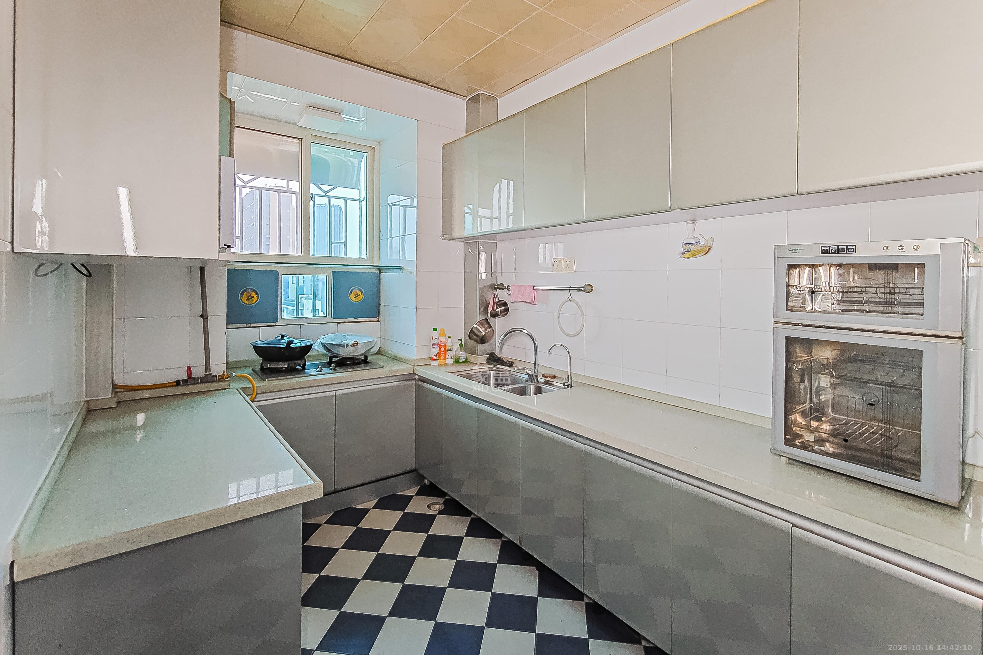 城南路街道办事处宿舍(天心游路38号)  3室2厅2卫    95.0万 城南路街道办事处宿舍(天心游路38号)  3室2厅2卫    95.0万厨房