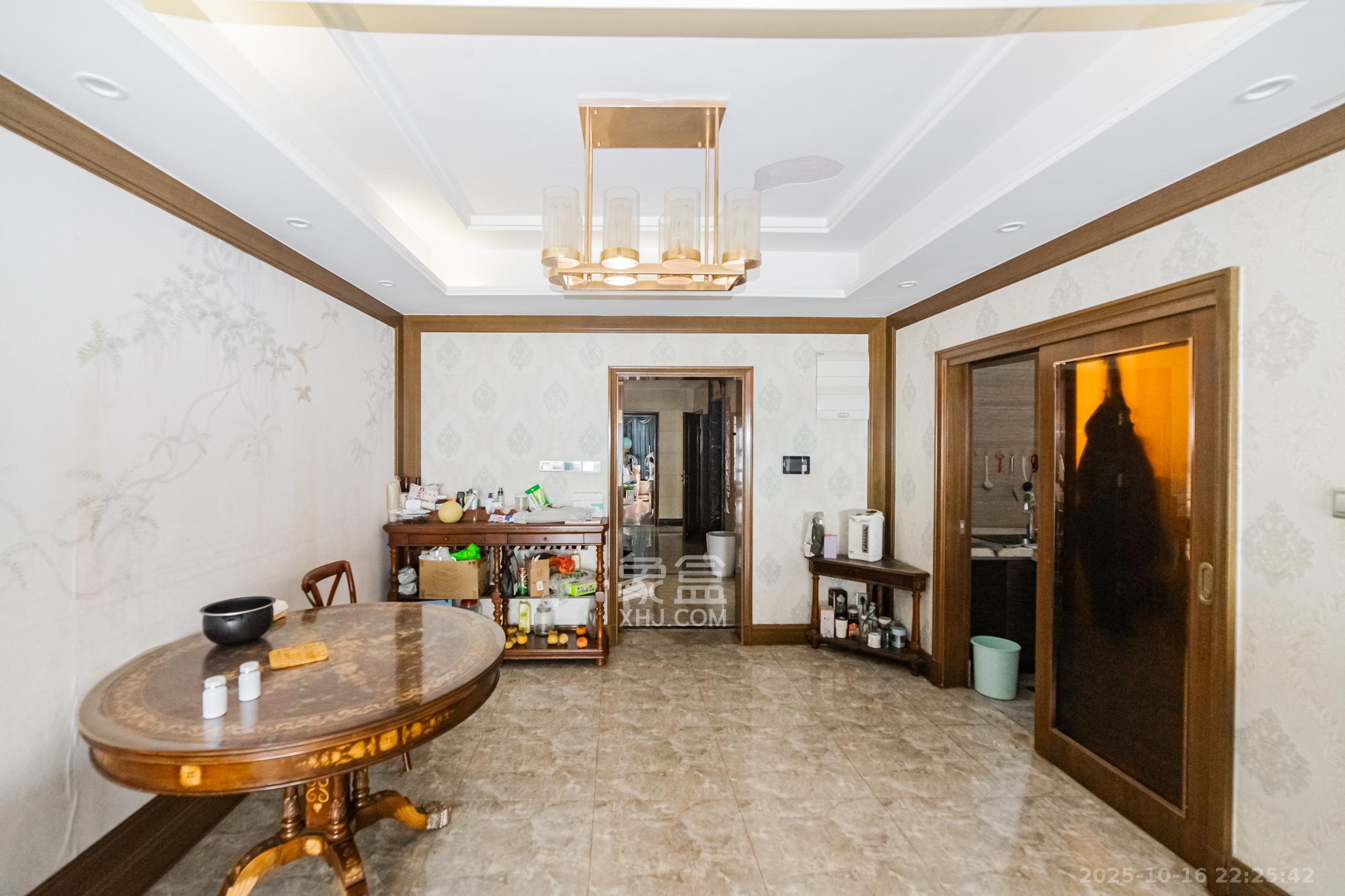 恒大御景半岛湘江苑(恒大御景半岛一期)  4室2厅3卫    300.0万 恒大御景半岛湘江苑(恒大御景半岛一期)  4室2厅3卫    300.0万客厅