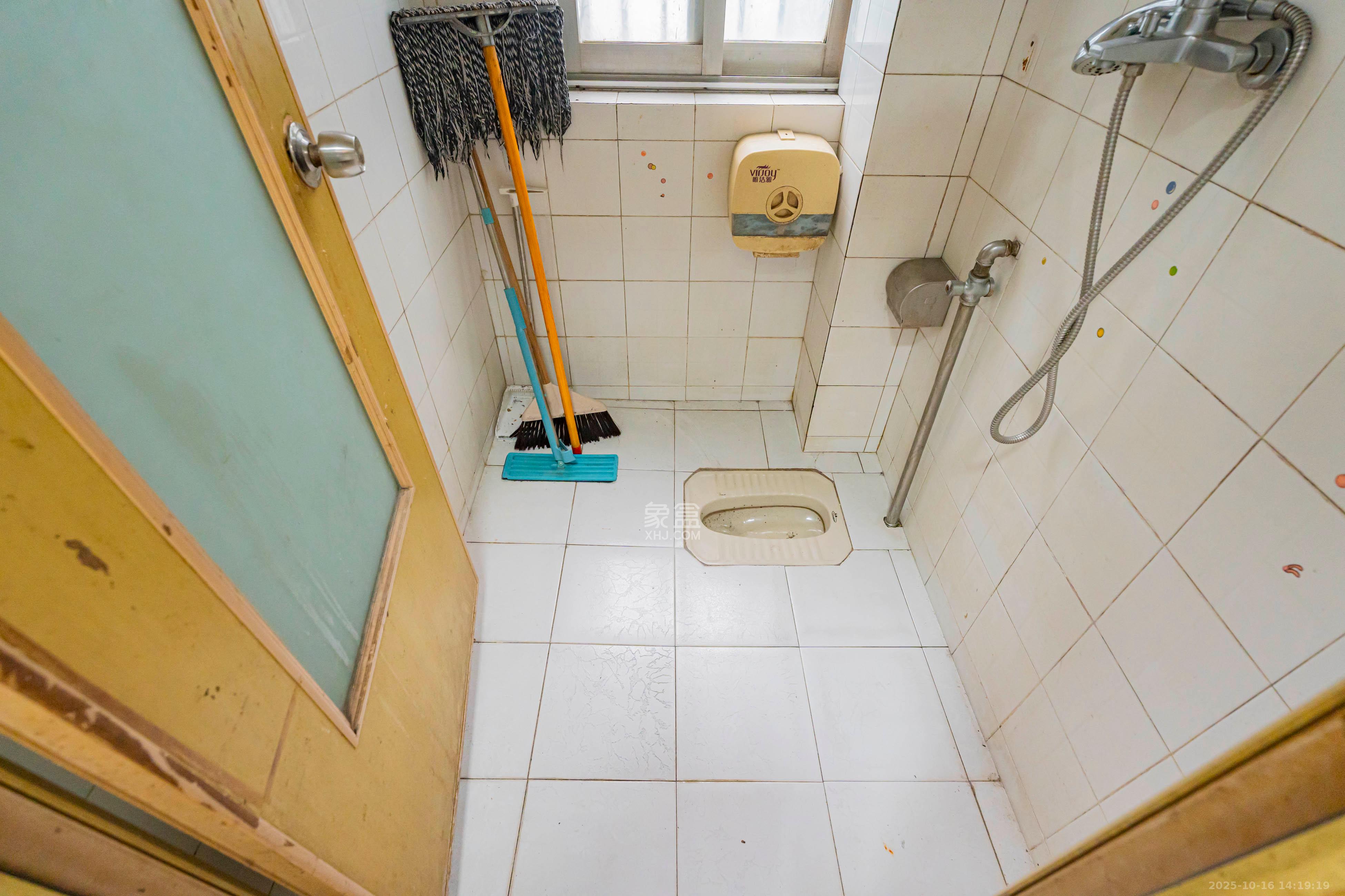 金帆小区  3室2厅2卫    68.0万 金帆小区  3室2厅2卫    68.0万卫生间